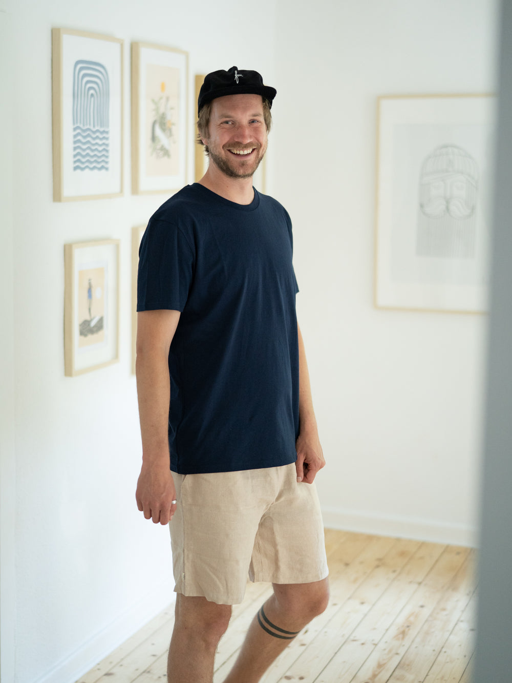 Unser Freund Kenny trägt unsere Fair Fashion Unisex Standard Basic T-Shirt in navy aus 100% Biobaumwolle., jetzt auch im 3er Pack erhältlich.