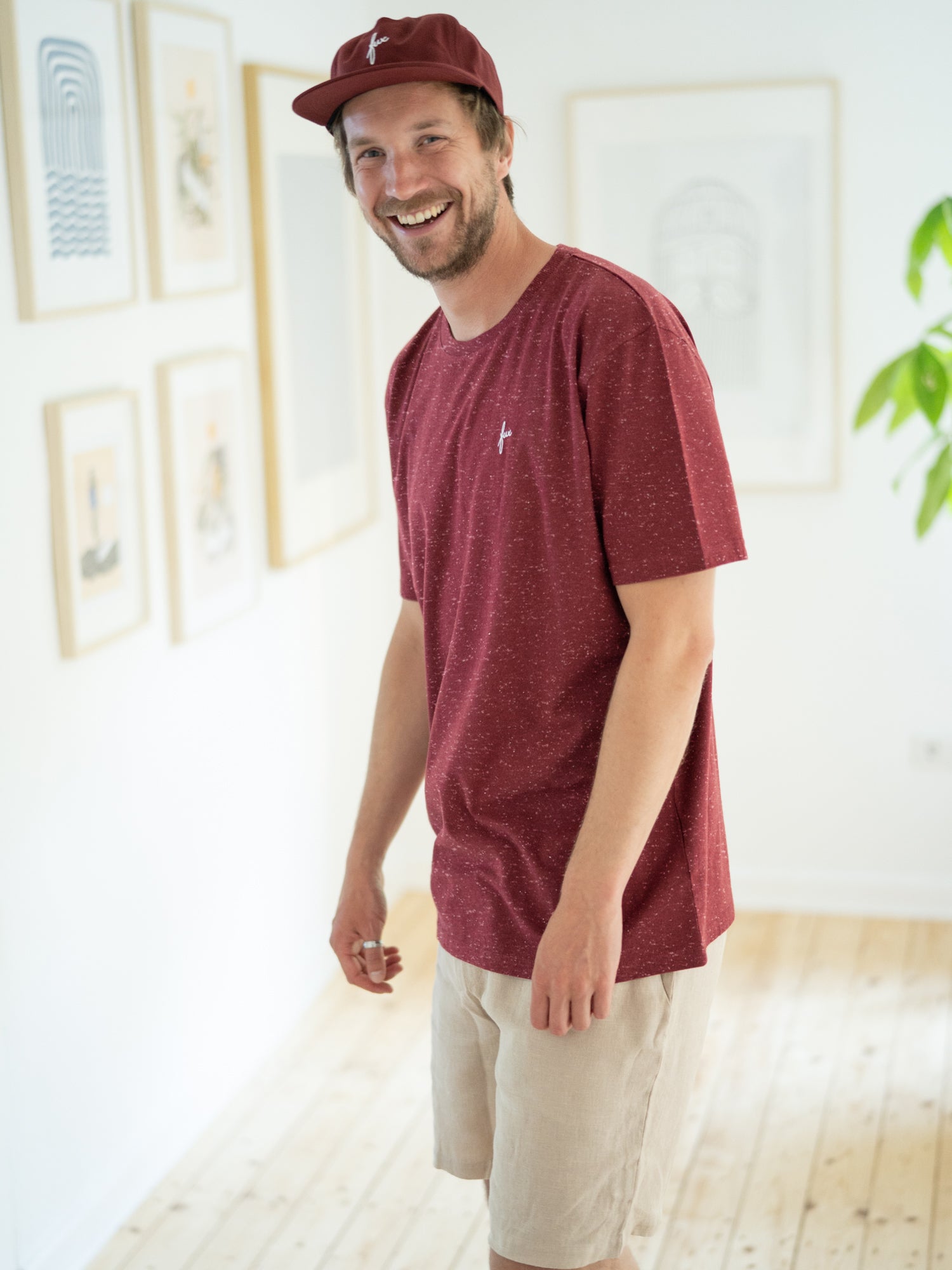 Kenny trägt das Fair Fashion Männer fux T-Shirt in bordeaux mit weißen neps