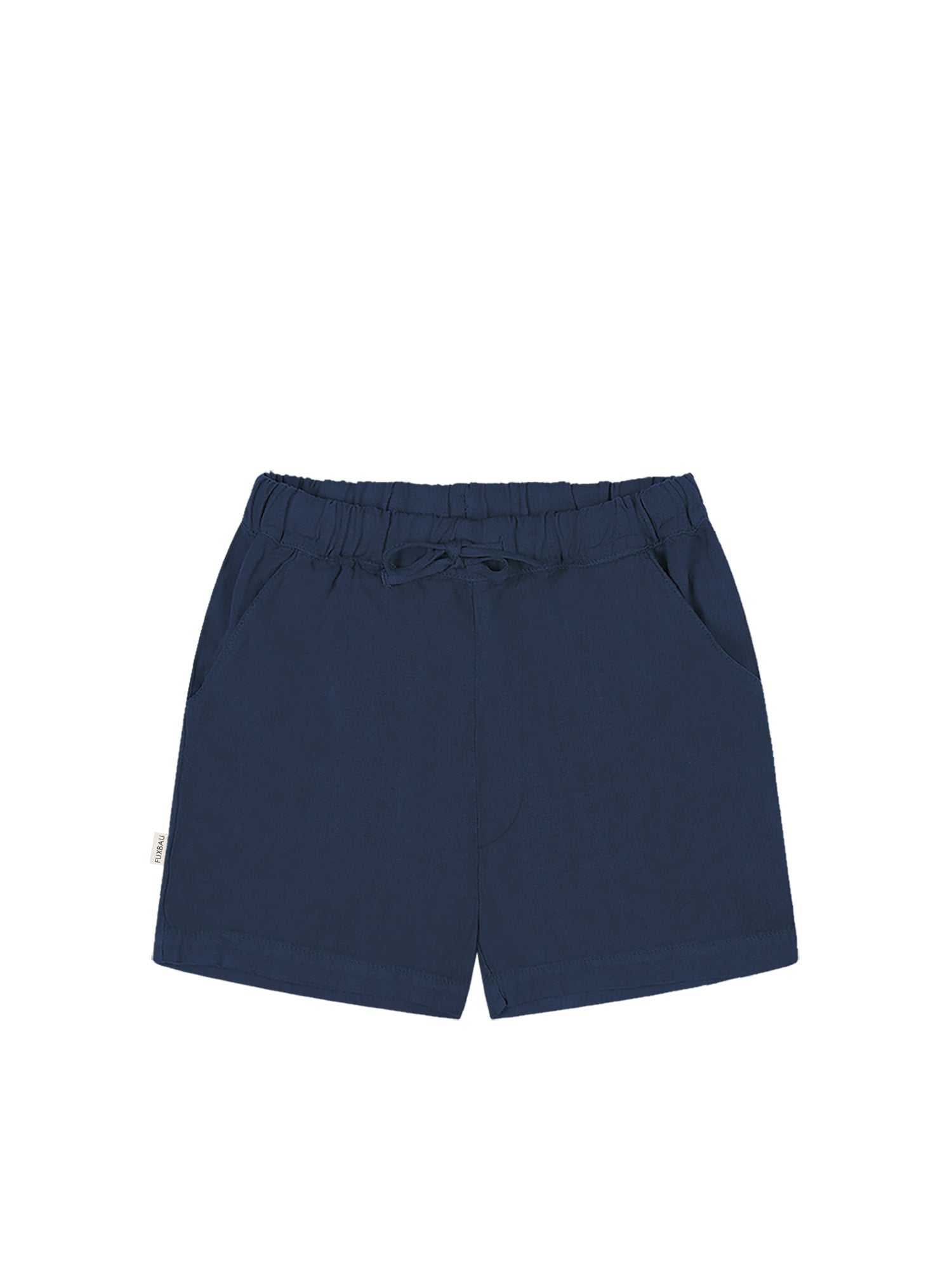 FUXBAU Fair Fashion Männer Leinenshorts in navy aus 100% Leinen und fair hergestellt in Portugal. Getragen von Kenny am Strand in Portugal.