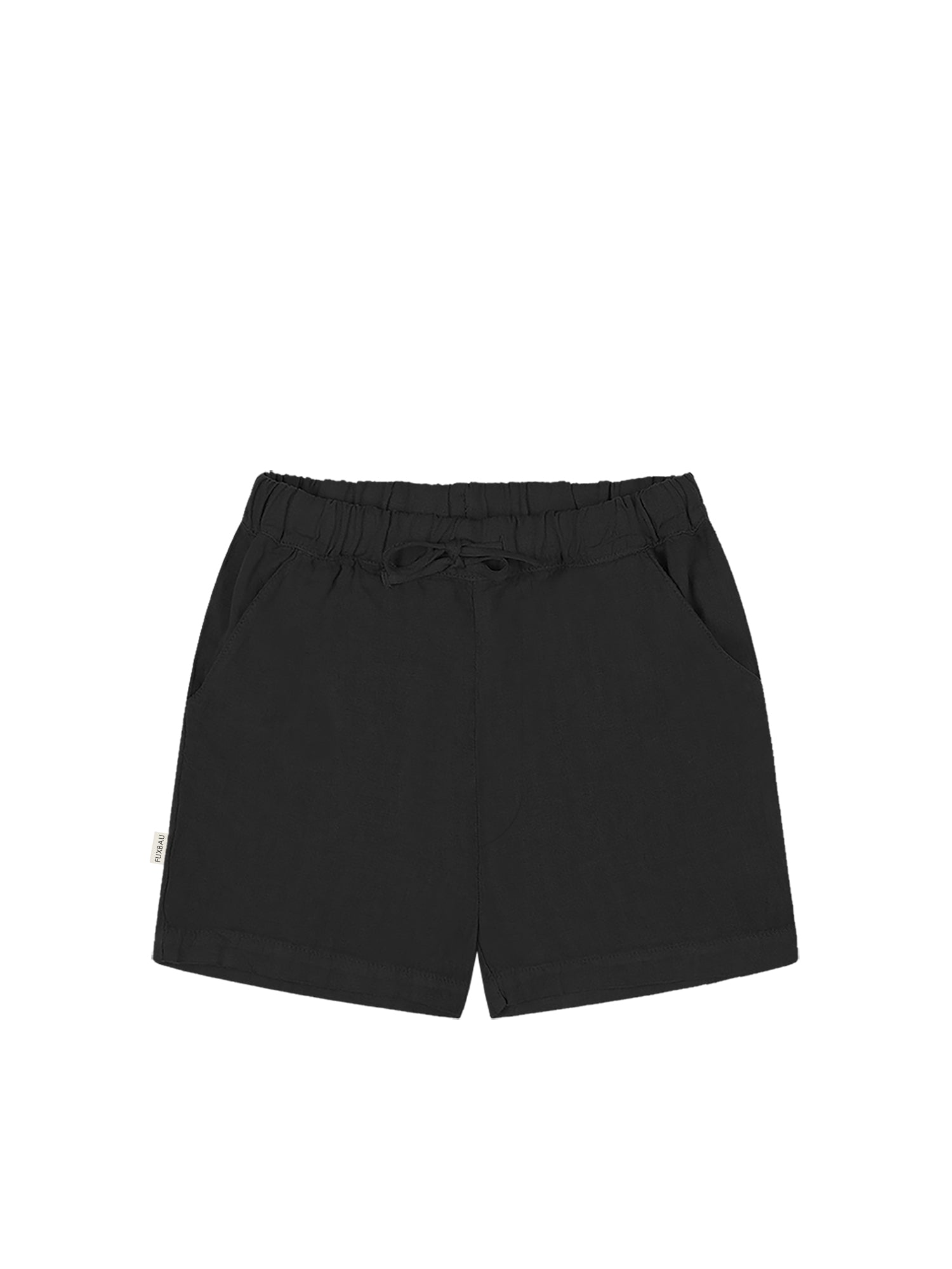 Fair Fashion Männer Leinenshorts in schwarz aus 100% Leinen made in Portugal. Getragen von Kenny am Strand in Portugal.