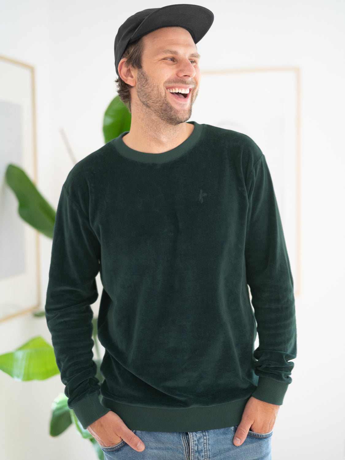 Philipp trägt unseren GOTS zertifizierten Fair Fashion FUXBAU Männer Samt Sweater in grün aus 100% Biobaumwolle, der fair und nachhaltigen bei unseren Partnern in Portugal gefertigt wird.