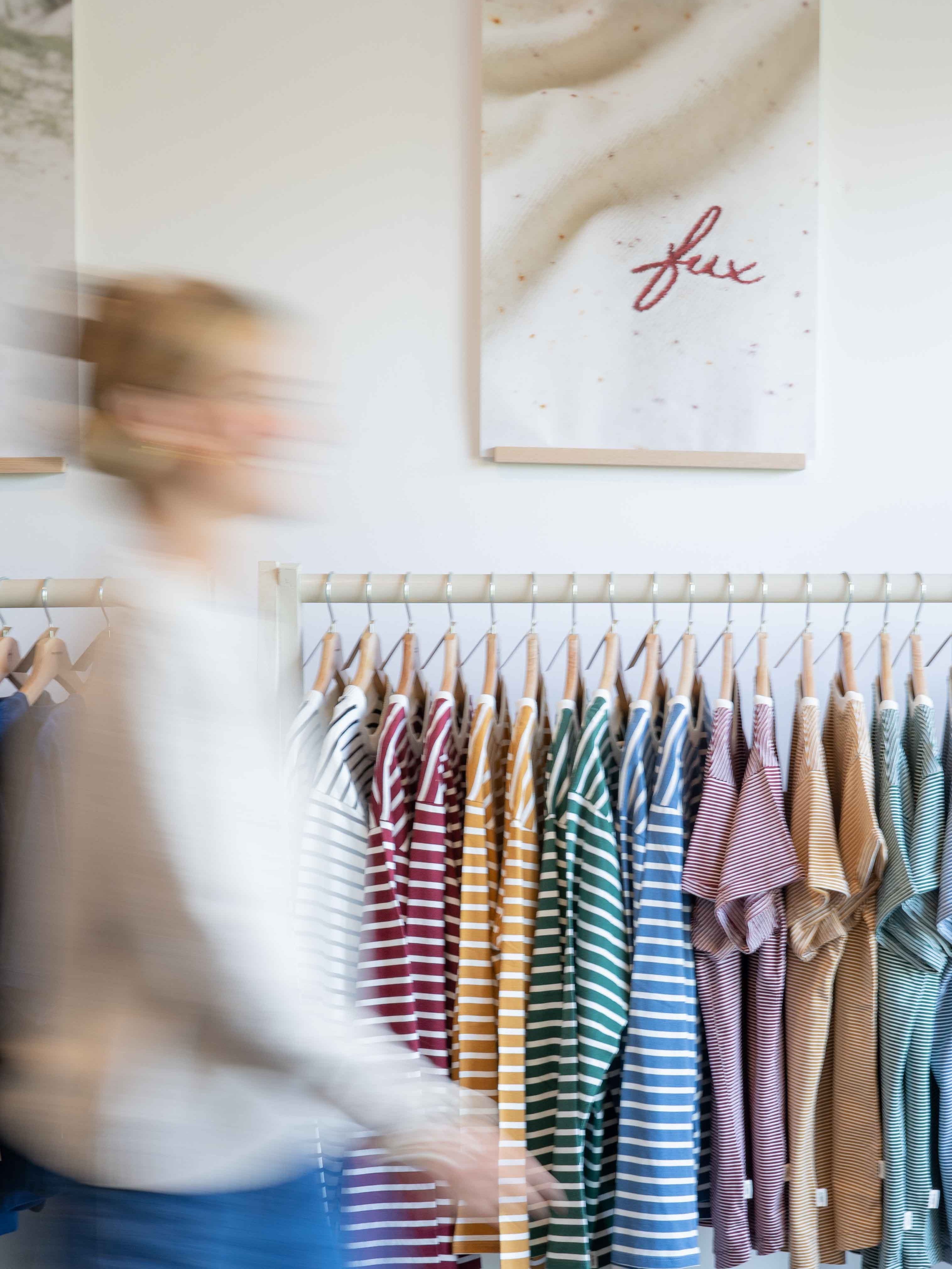 Bei uns im Laden hast du die chance unseren nachhaltige Mode in Münster anzuprobieren.
