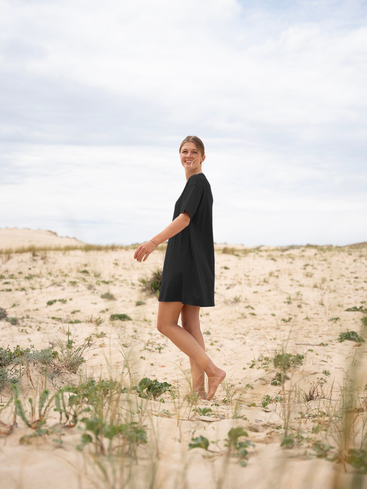 Sarah trägt das nachhaltige und faire Frauen T-Shirt Kleid in anthrazit aus 100% GOTS zertifizierter Biobaumwolle von FUXBAU.