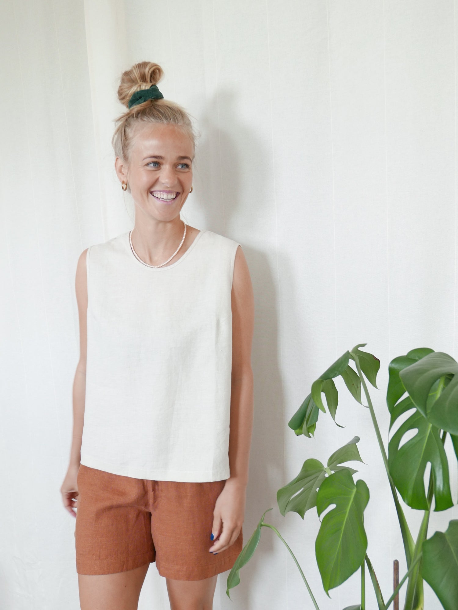 Greta trägt das nachhaltige FUXBAU Leinentop in cremeweiß für Frauen von FUXBA, perfekt für die warmen Tage, 100% Leinen & Made in Portugal