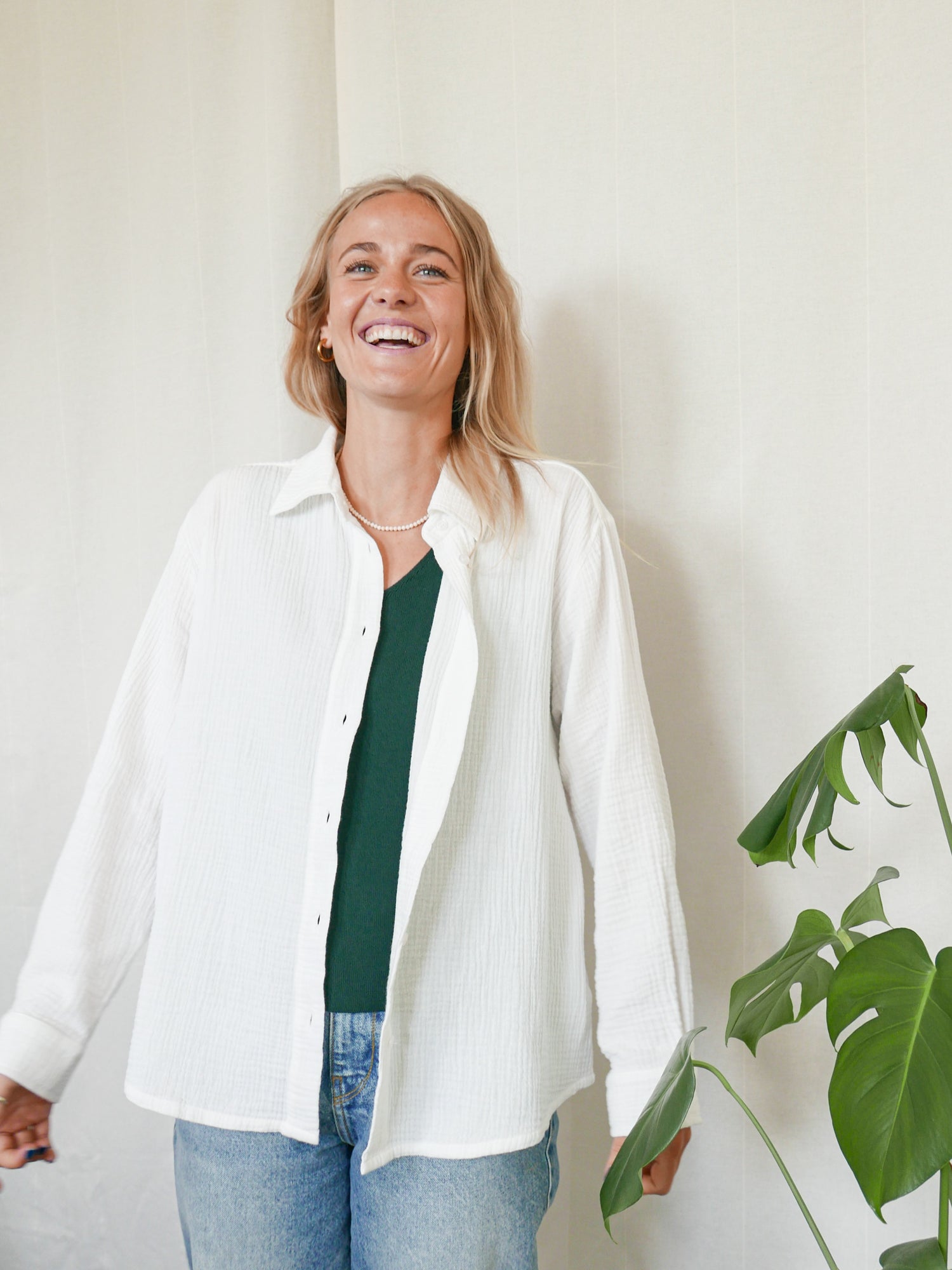 Greta trägt die nachhaltige & faire Frauen Musselinbluse in cremeweiss aus 100% GOTS zertifizierter Biobaumwolle und made in Portugal von FUXBAU