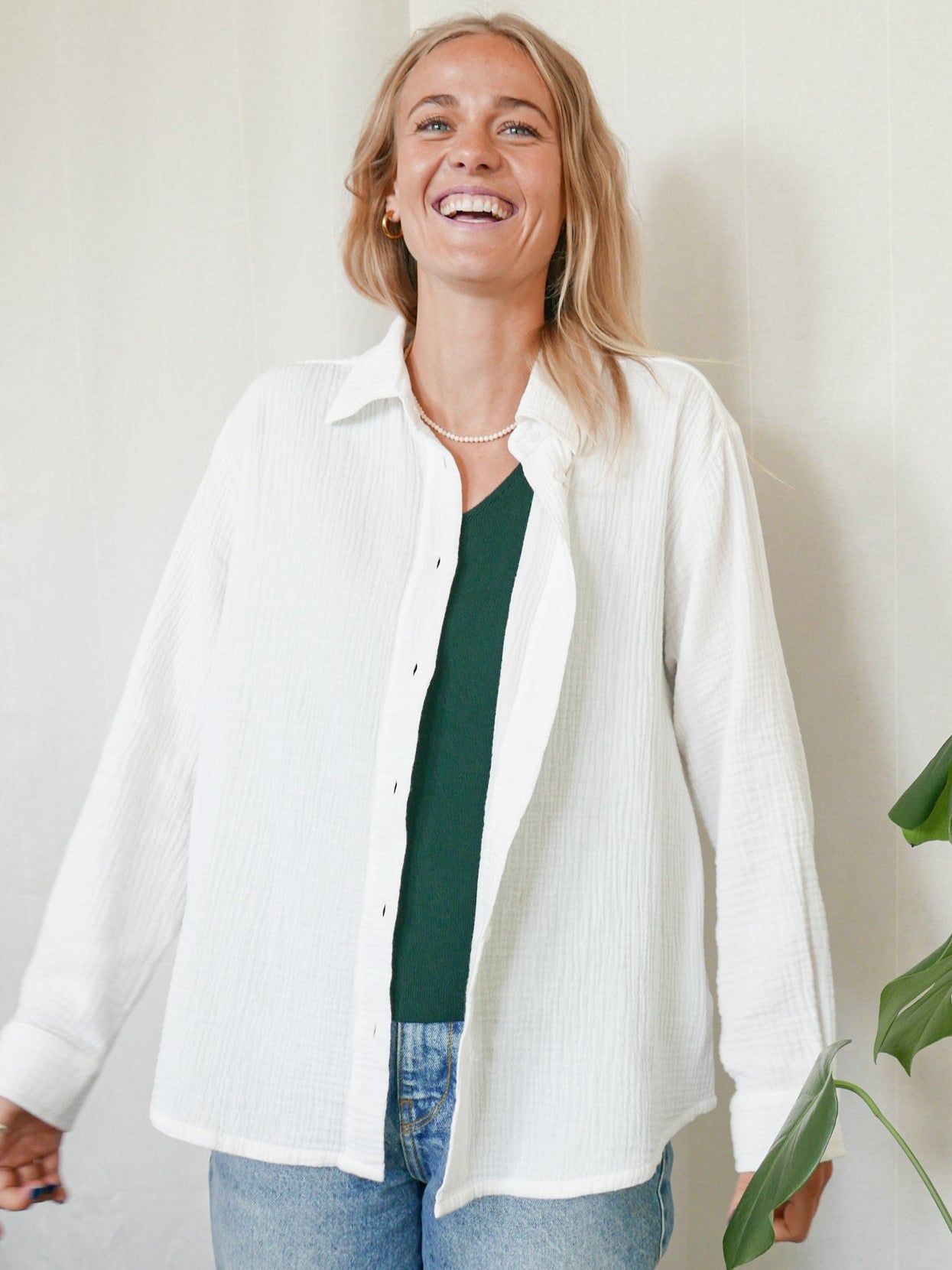 Greta trägt die nachhaltige & faire Frauen Musselinbluse in cremeweiss aus 100% GOTS zertifizierter Biobaumwolle und made in Portugal von FUXBAU