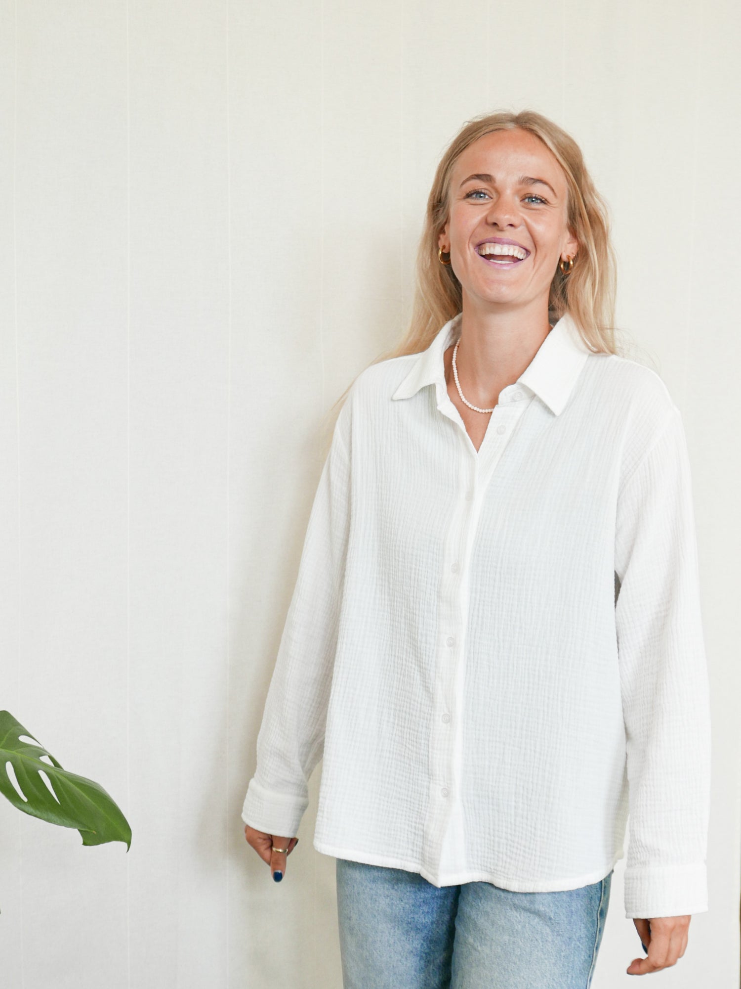 Greta trägt die nachhaltige & faire Frauen Musselinbluse geschlossen in cremeweiss aus 100% GOTS zertifizierter Biobaumwolle und made in Portugal von FUXBAU