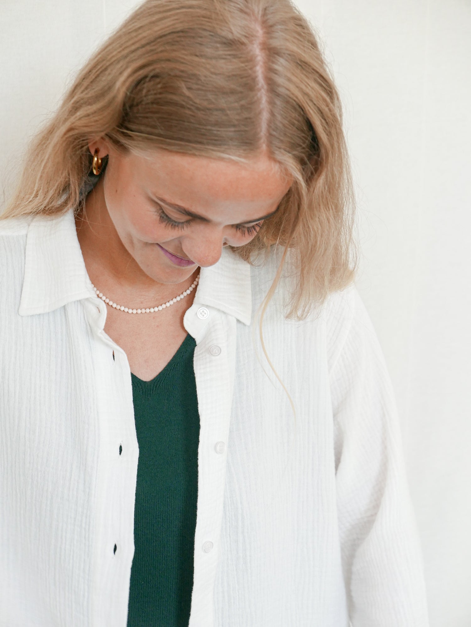 Greta trägt die nachhaltige & faire Frauen Musselinbluse in cremeweiss aus 100% GOTS zertifizierter Biobaumwolle
