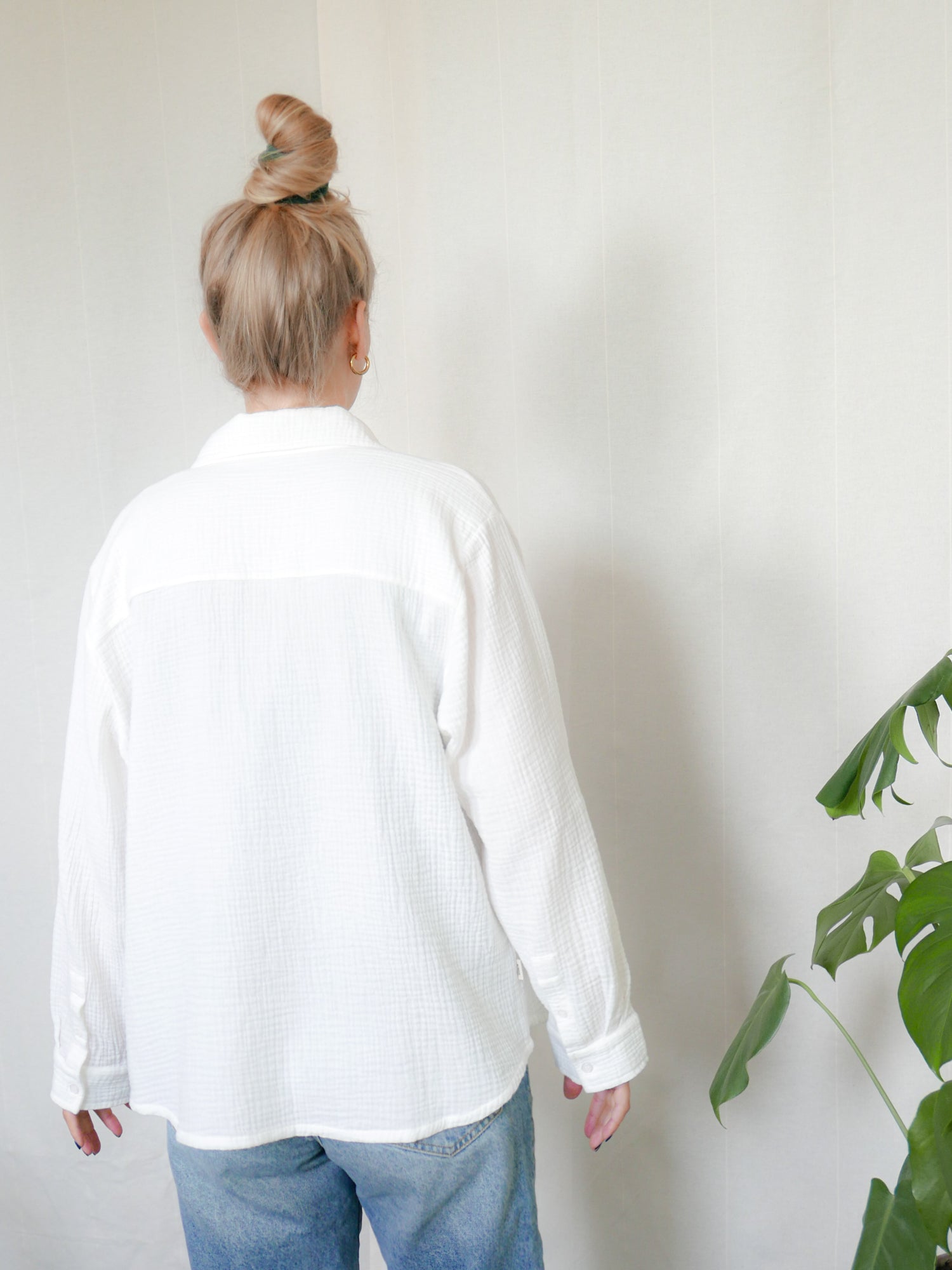 Rückansicht der Fair Fashion Frauen Musselinbluse in cremeweiss aus 100% GOTS zertifizierter Biobaumwolle von FUXBAU