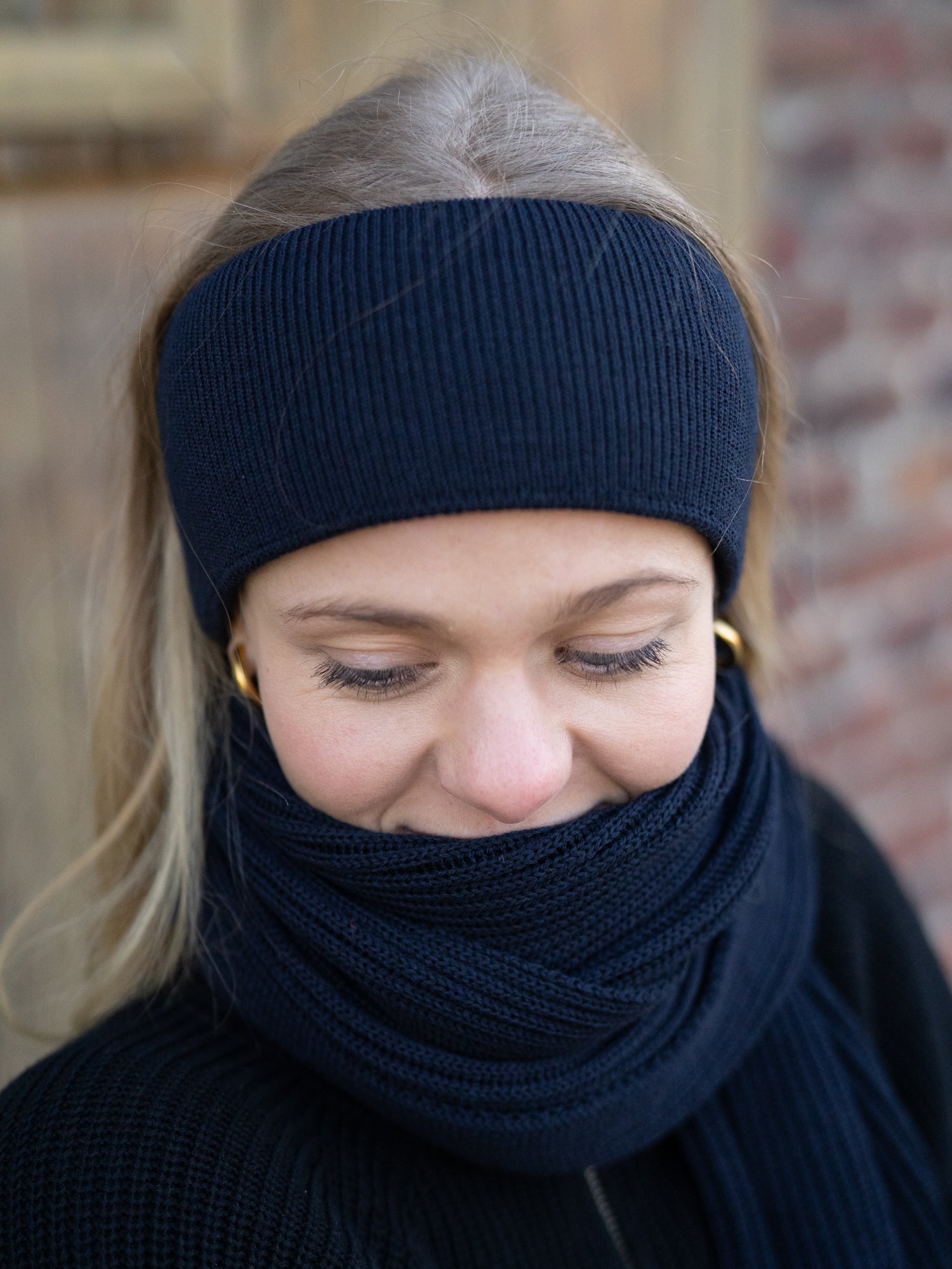 Nachhaltiges FUXBAU Fair Fashion Merino Stirnband in navy gestrickt in Deutschland aus 100% GOTS zertifizierter Merino Schurwolle.