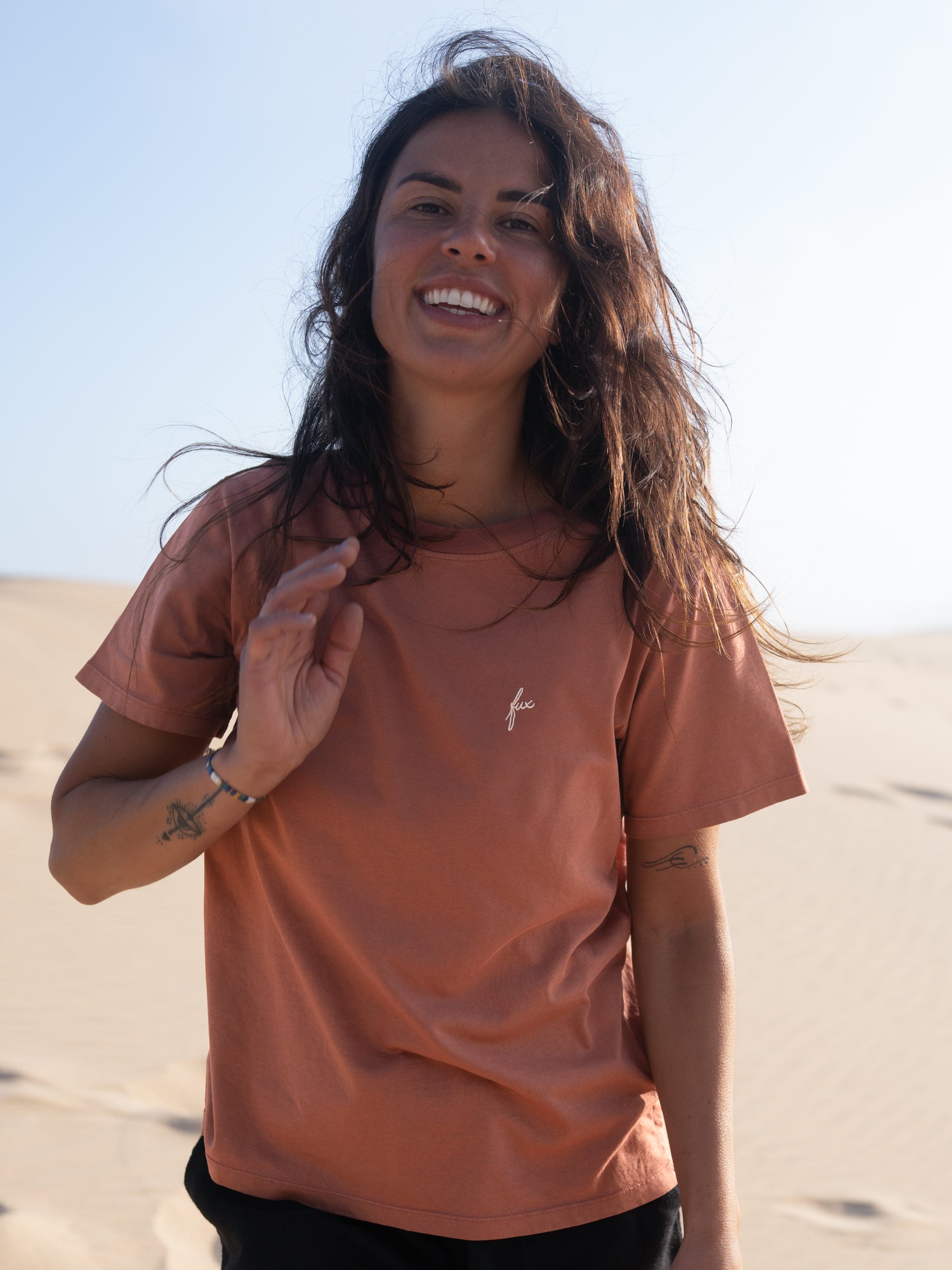 Rotes FUXBAU Frauen T-Shirt im Vintage Look vor heller Dünenlandschaft