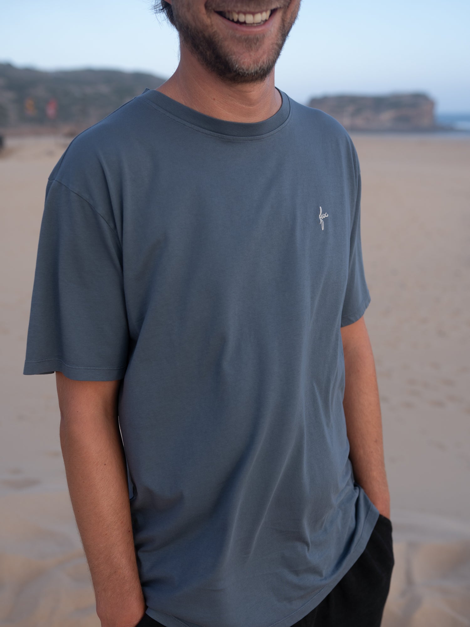 Seeblaues FUXBAU Männer T-Shirt im Vintage Look vor Strand und Dünenlandschaft