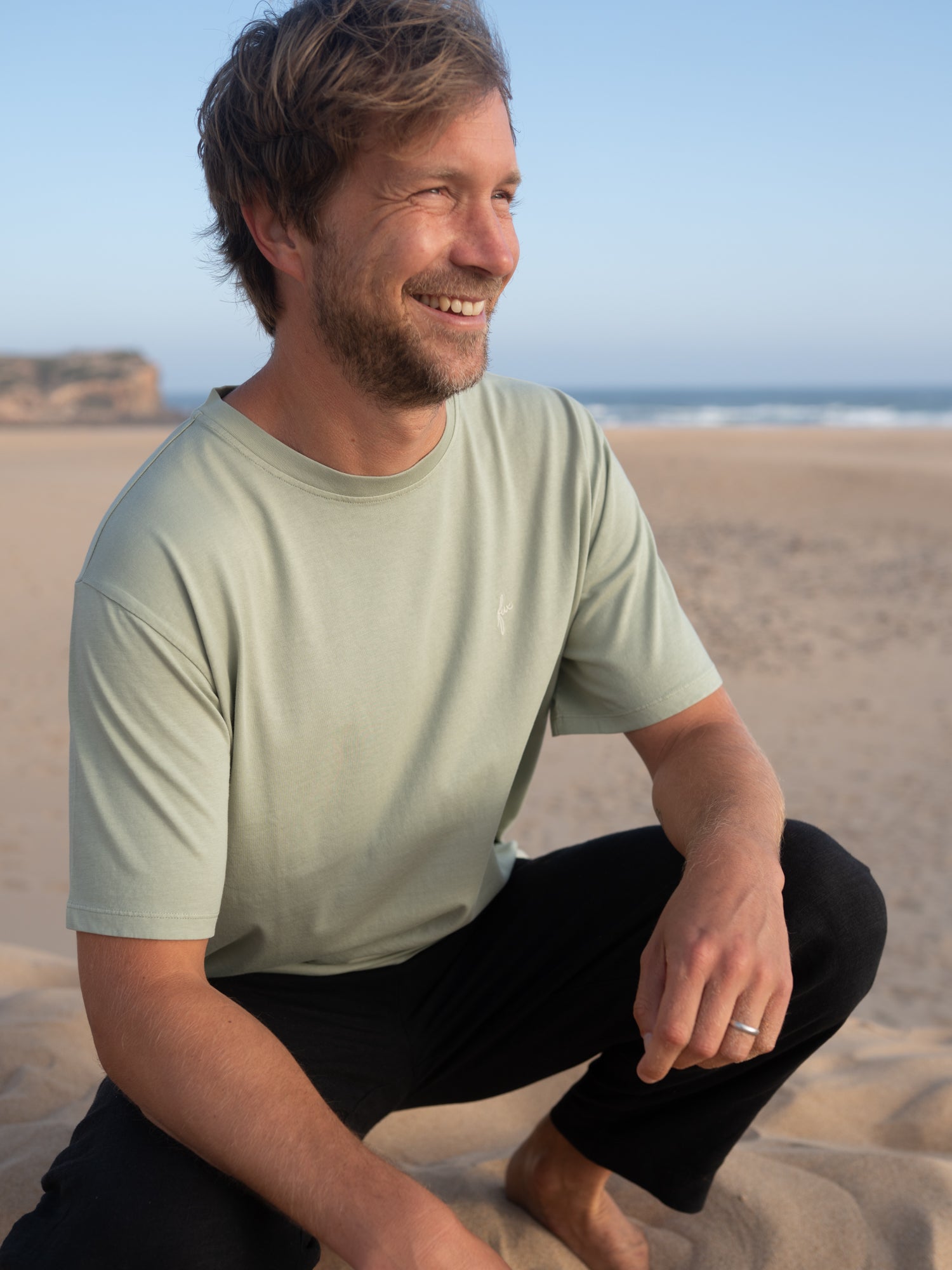 Seegrünes FUXBAU Männer T-Shirt im Vintage Look am Strand bei warmem Licht