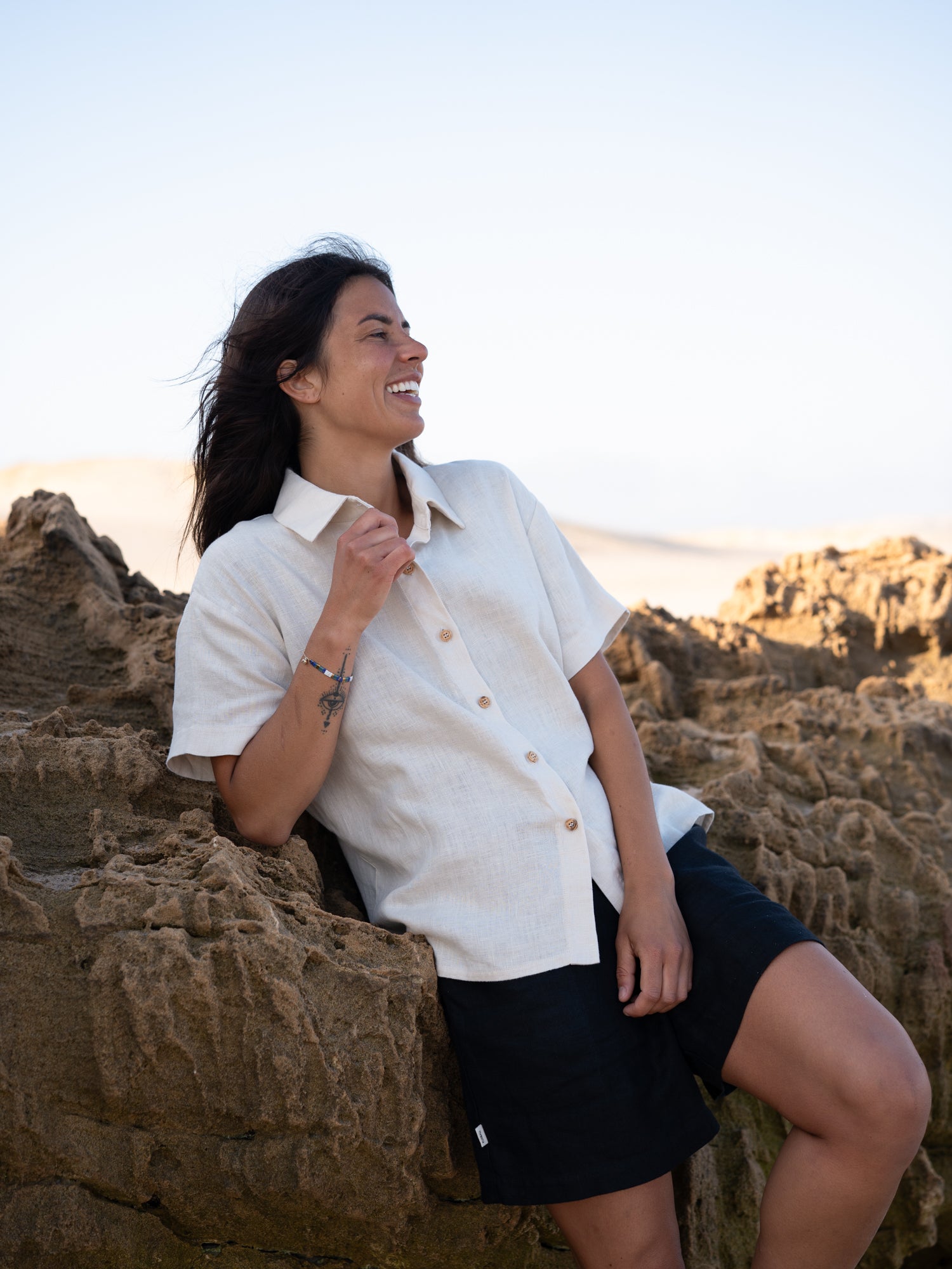 Nachhaltige Frauen Leinenbluse cremeweiß am Strand made in Portugal
