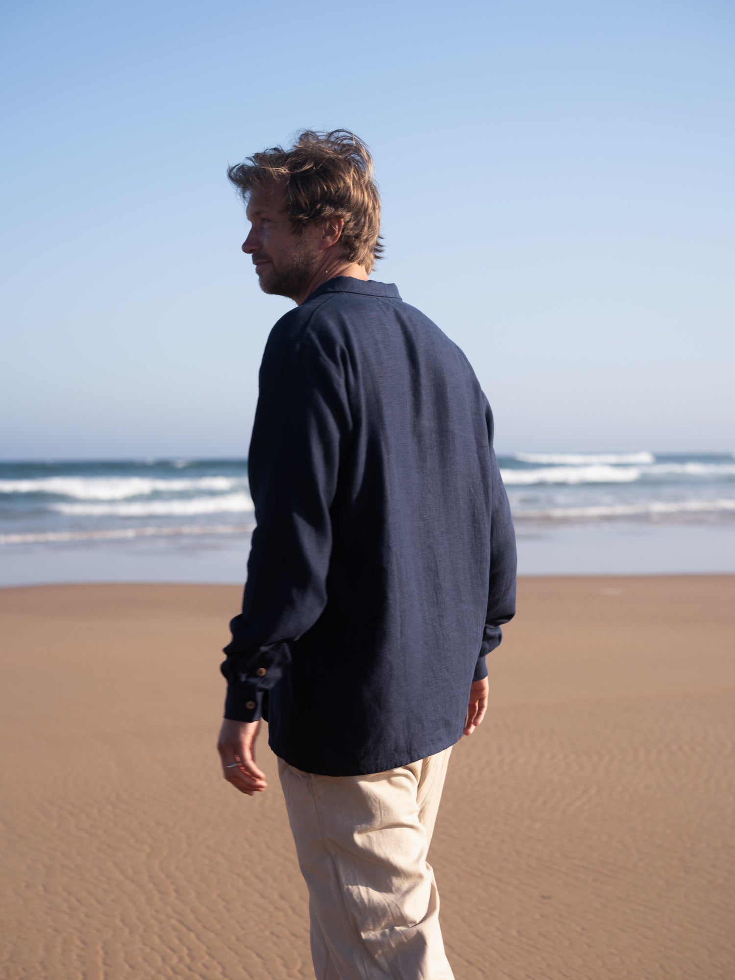 Rückansicht Männer Leinenhemd navy am Strand