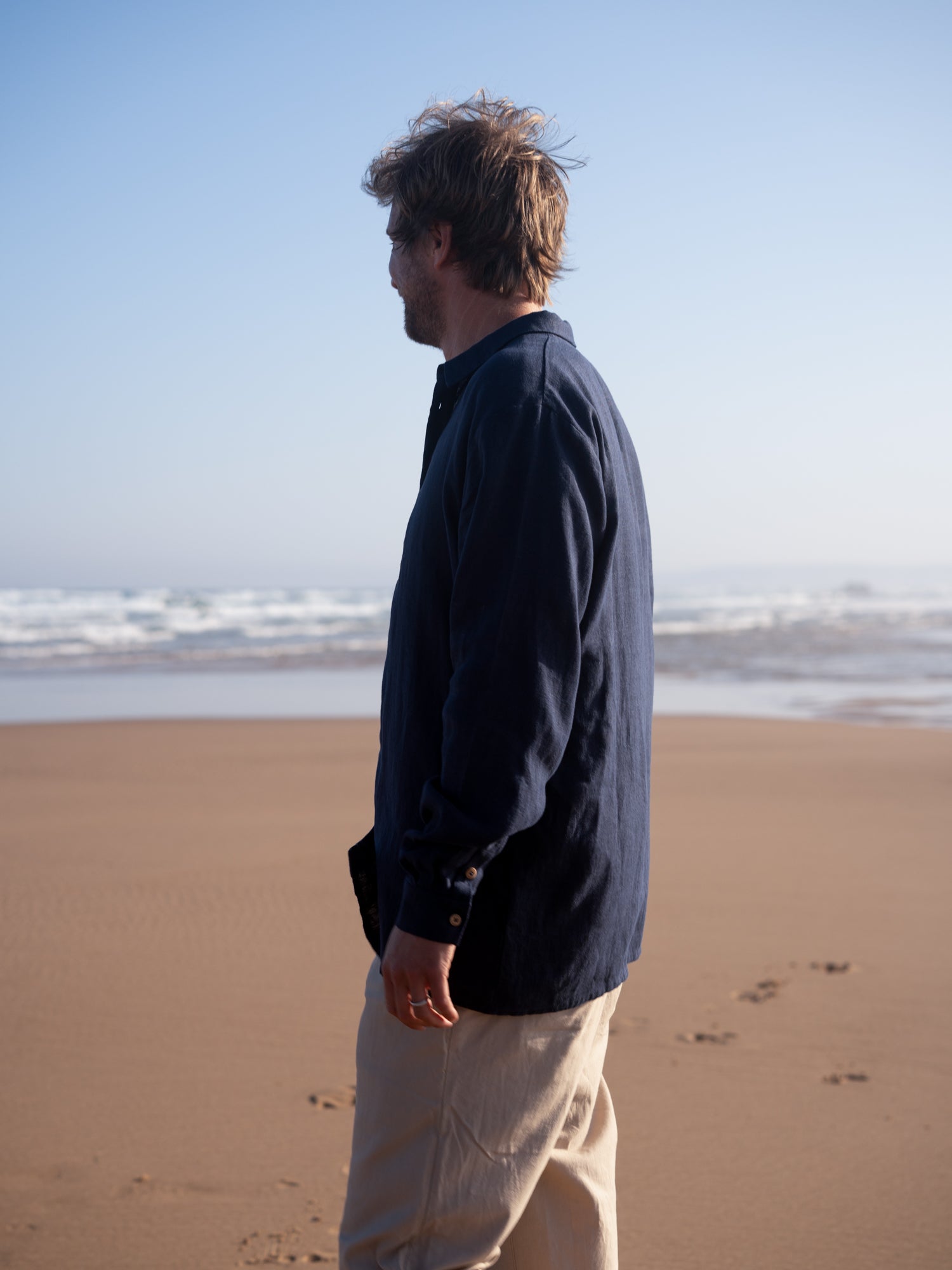 Nachhaltiges Männer Leinenhemd navy am Strand
