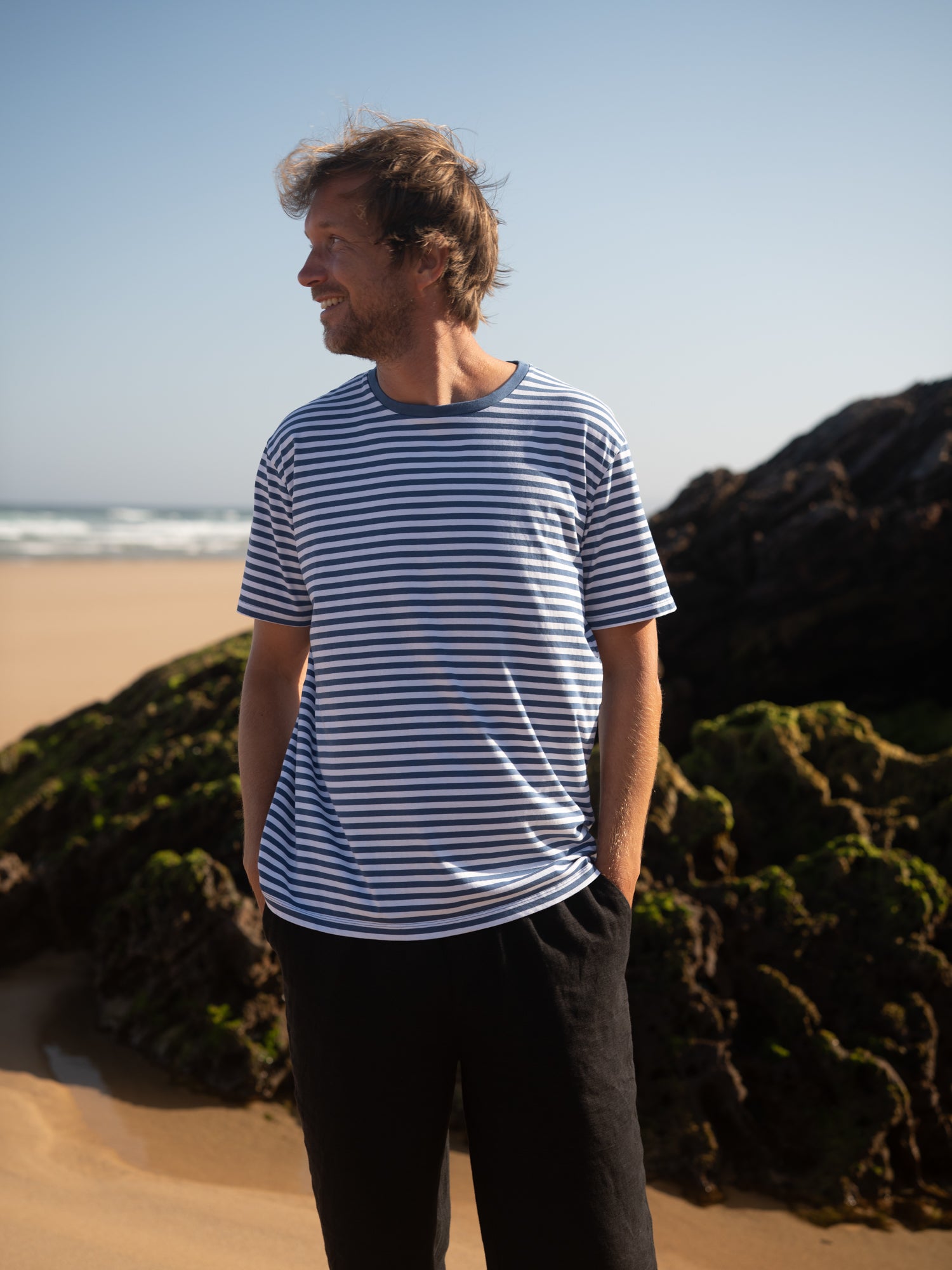 Gestreiftes Männer T-Shirt blau weiß am Strand