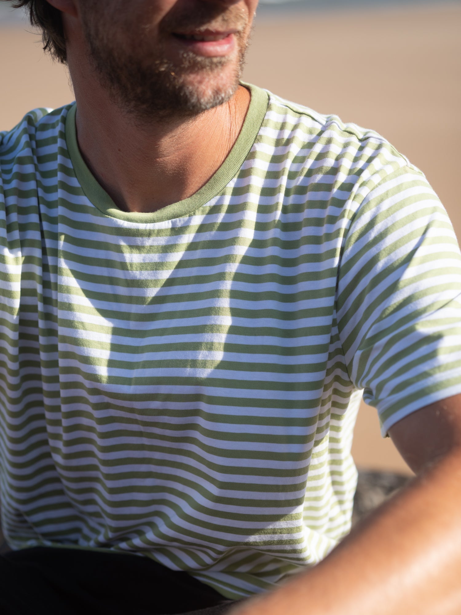 Gestreiftes Männer T-Shirt hellgrün weiß am Strand