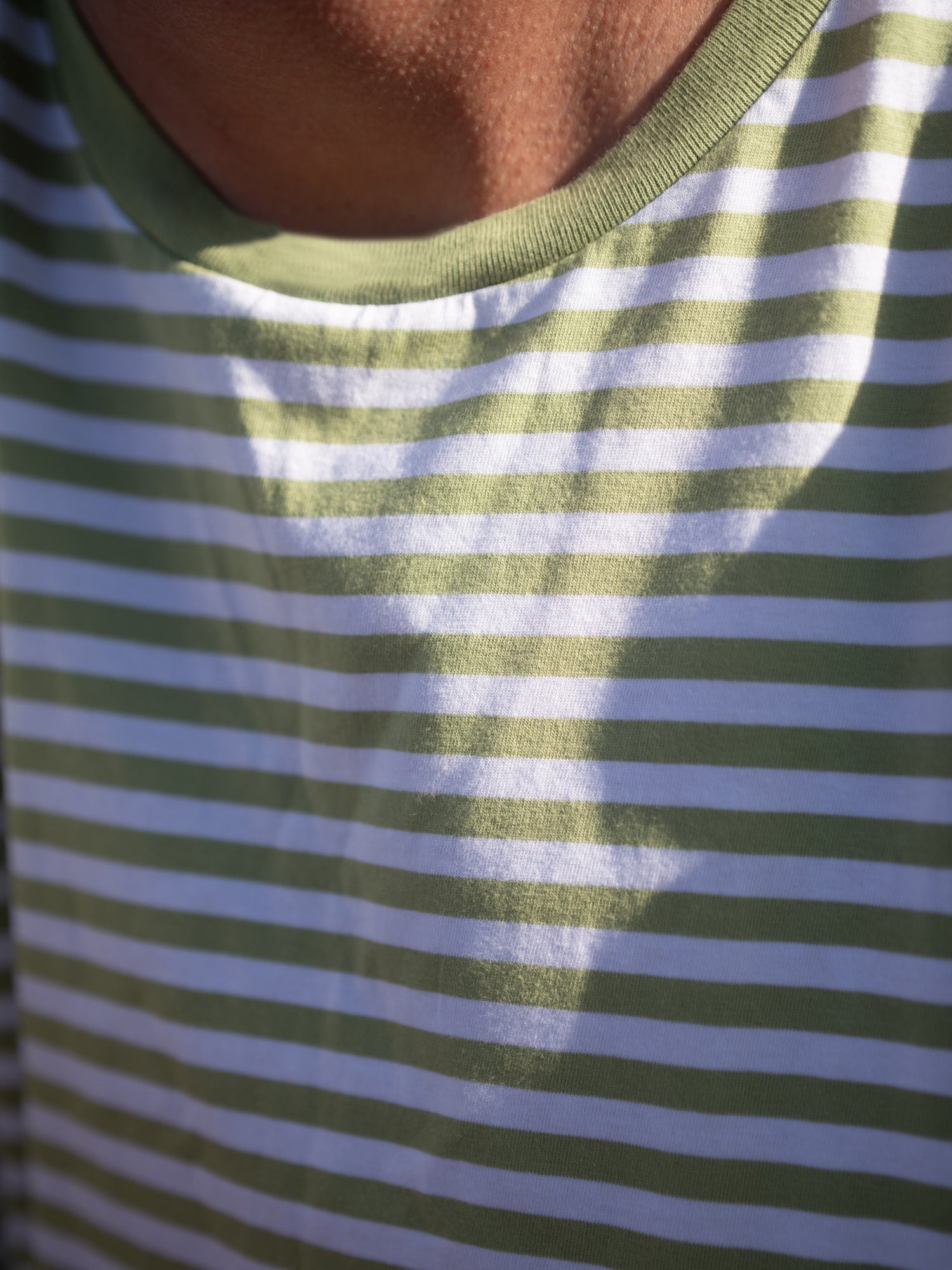 Detailaufnahme Männer T-Shirt hellgrün weiß gestreift