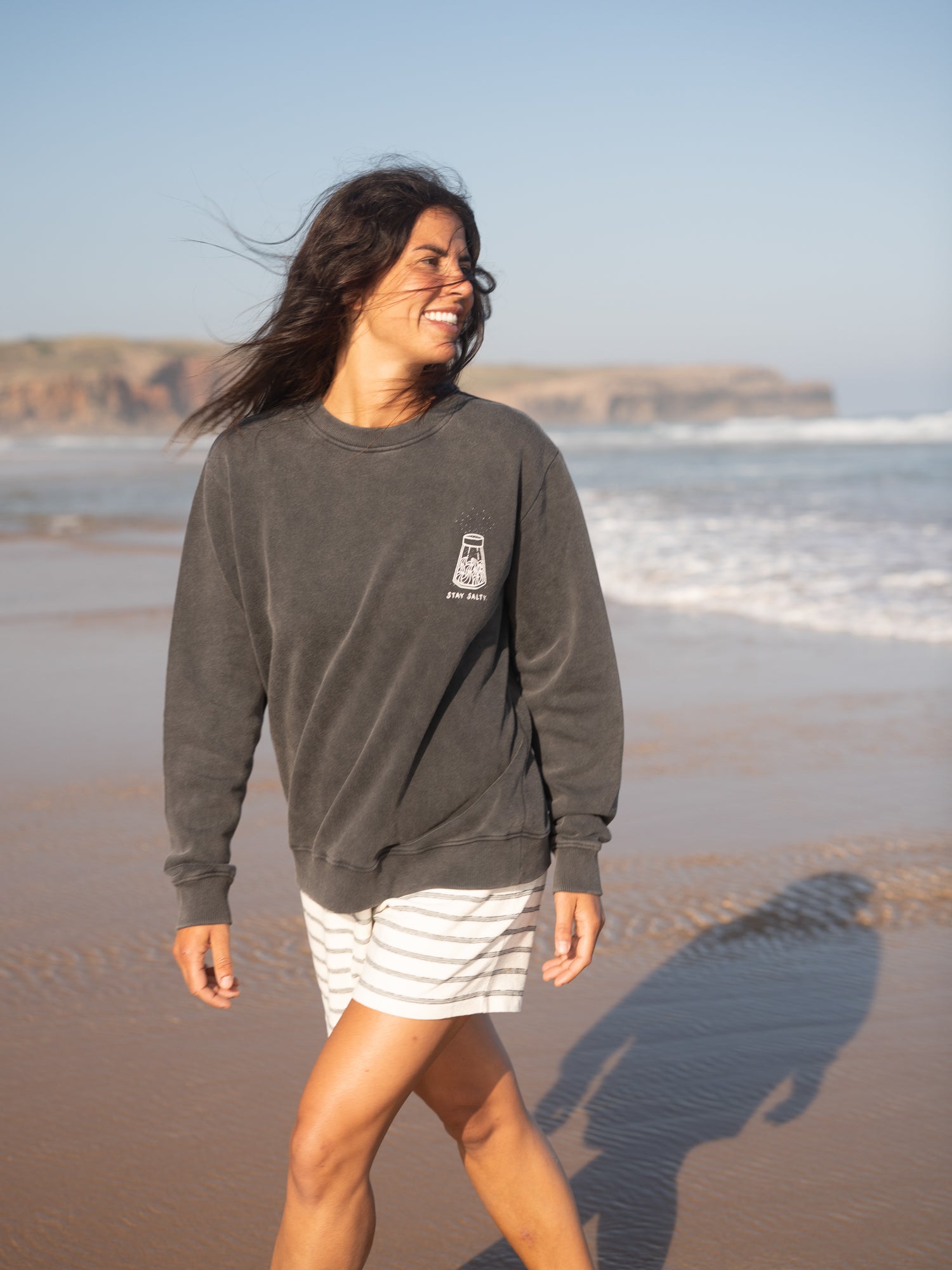 Salzschwarzer Frauen Sweater mit Stay Salty Print