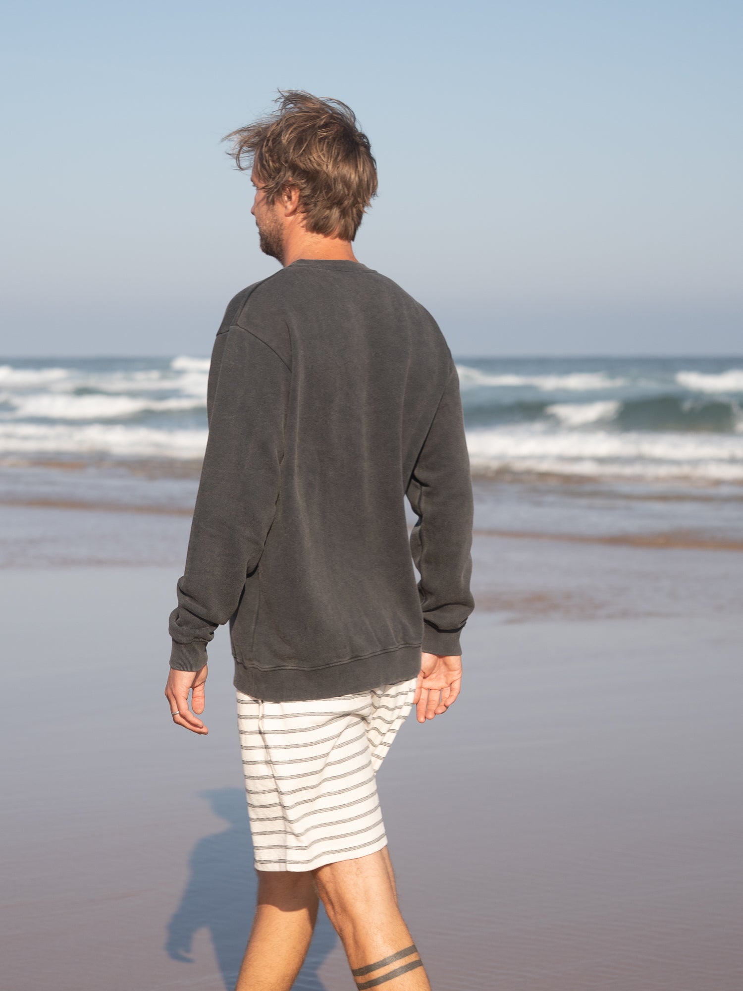 Rückansicht des salzschwarzen Stay Salty Sweaters