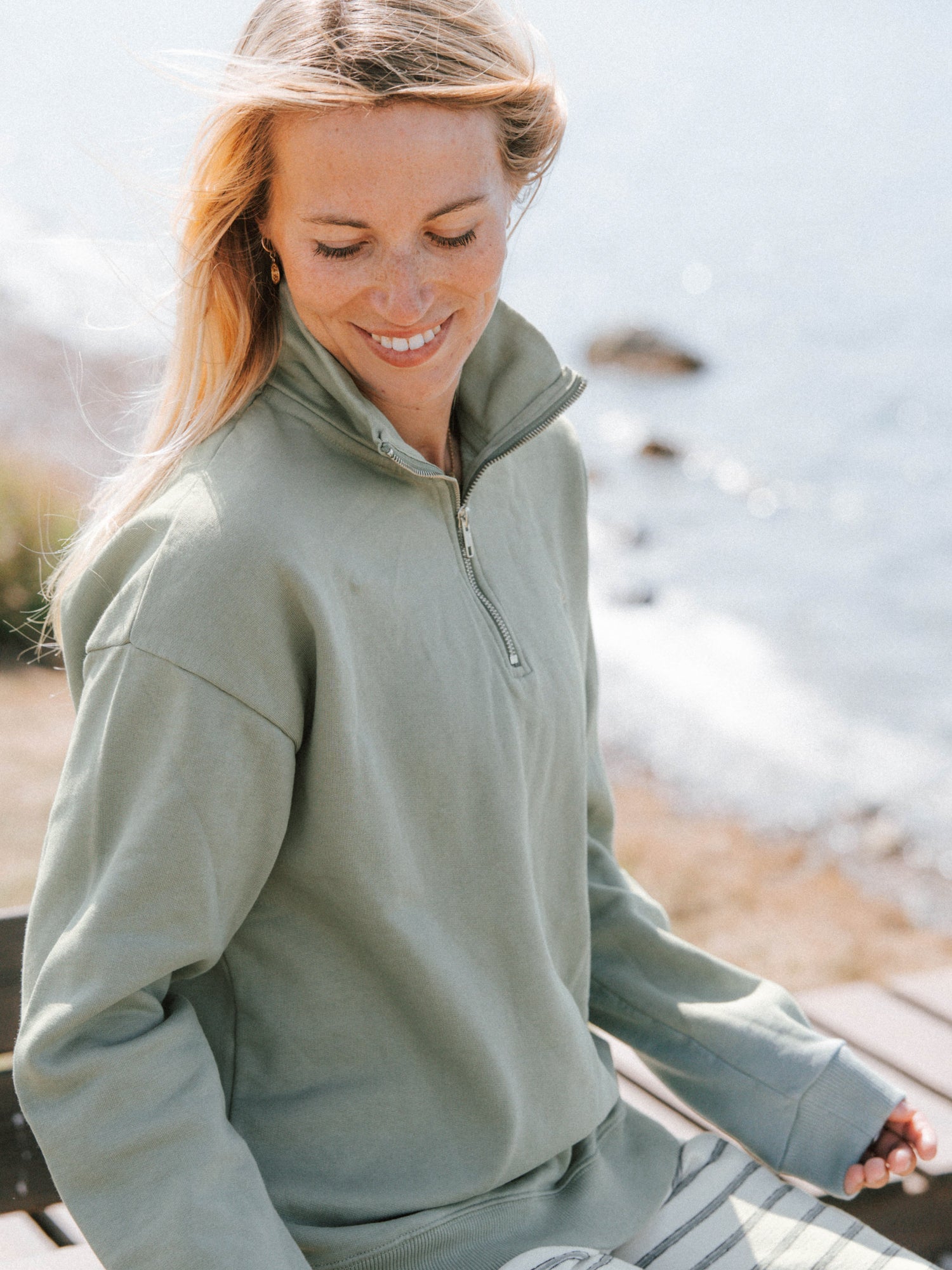 Frauen Half Zip Sweater in Seegras aus Biobaumwolle mit Reißverschluss und lockerer Passform