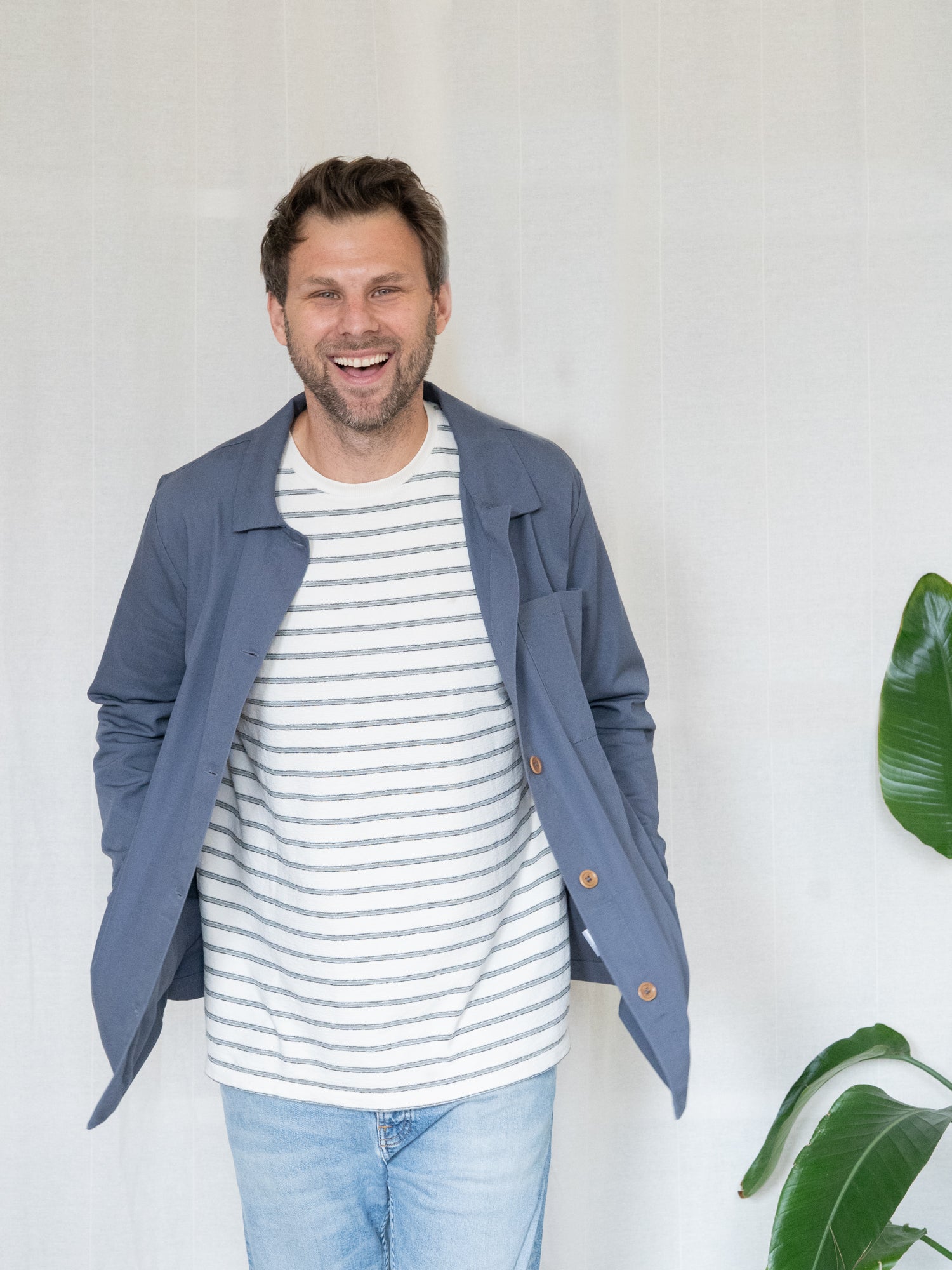 Männer Overshirt in Blaugrau aus Biobaumwolle offen getragen mit gestreiftem T-Shirt