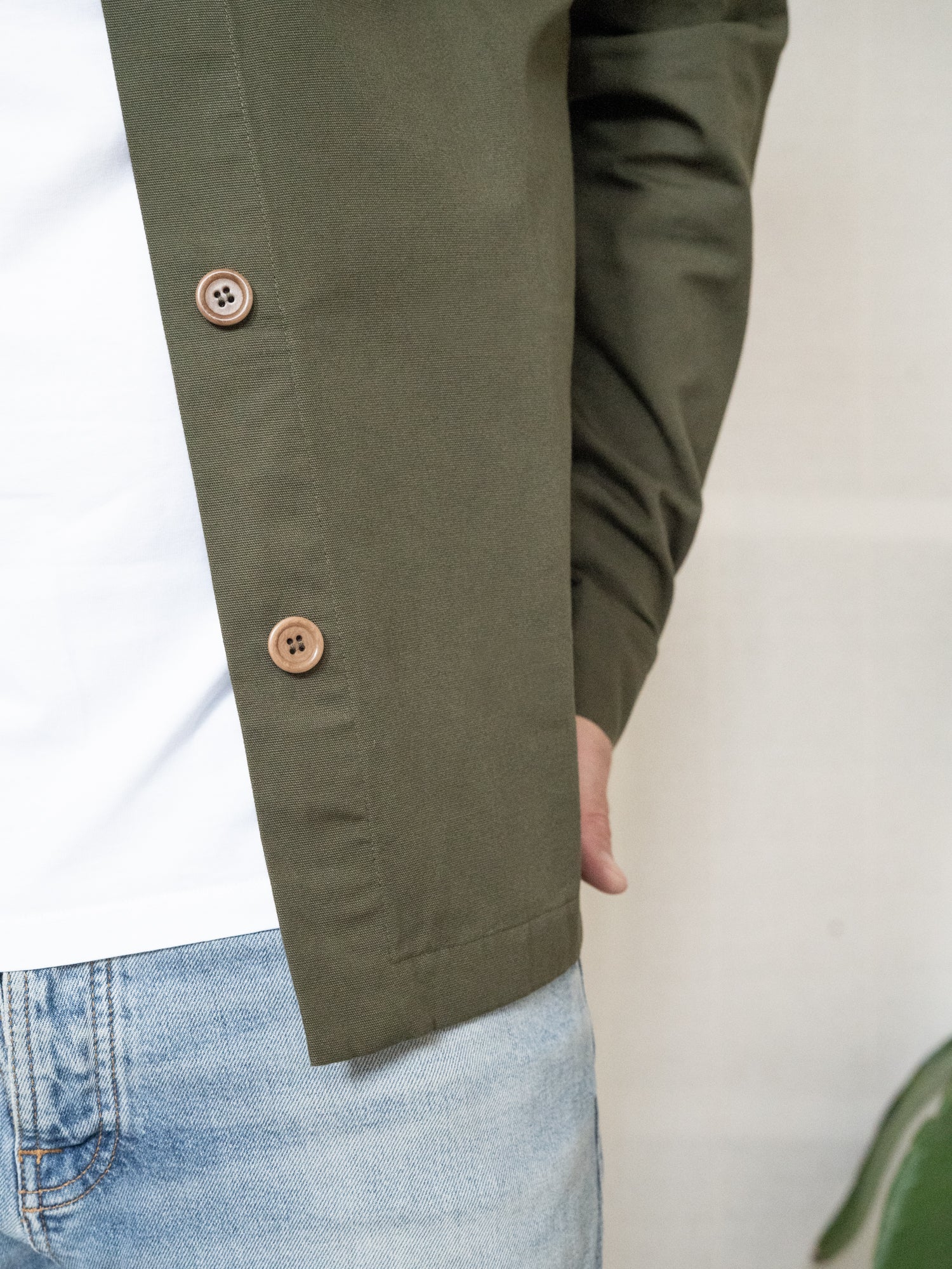 Männer Overshirt in Olivgrün aus Biobaumwolle mit braunen Knöpfen im Detail