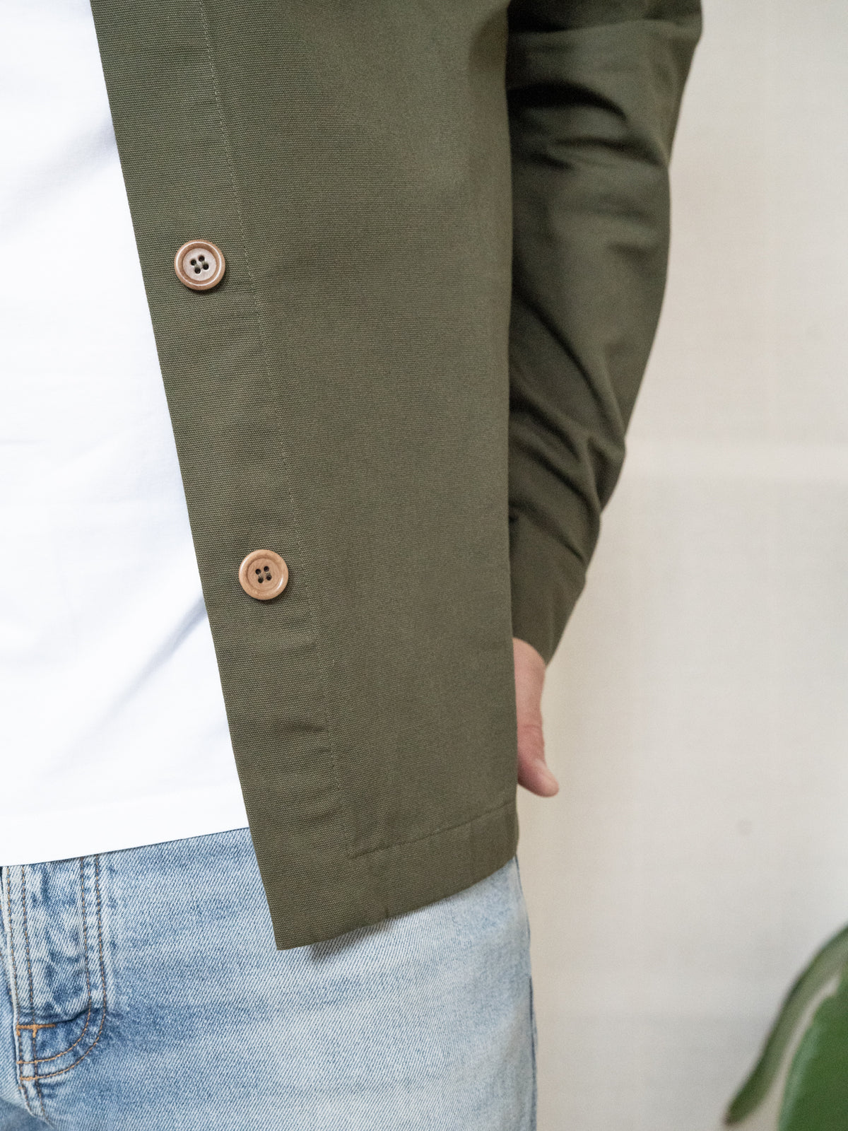 Männer Overshirt in Olivgrün aus Biobaumwolle mit braunen Knöpfen im Detail