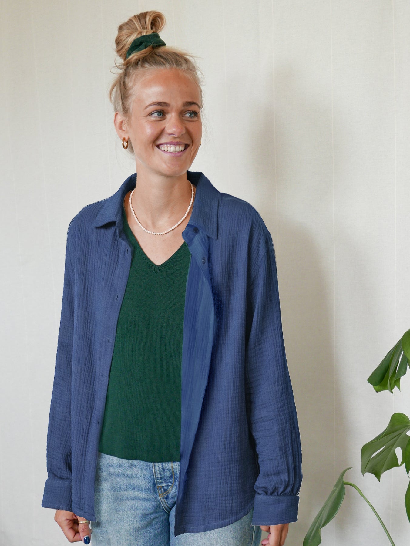 Musselinbluse Damen blau aus Bio-Baumwolle GOTS offen getragen