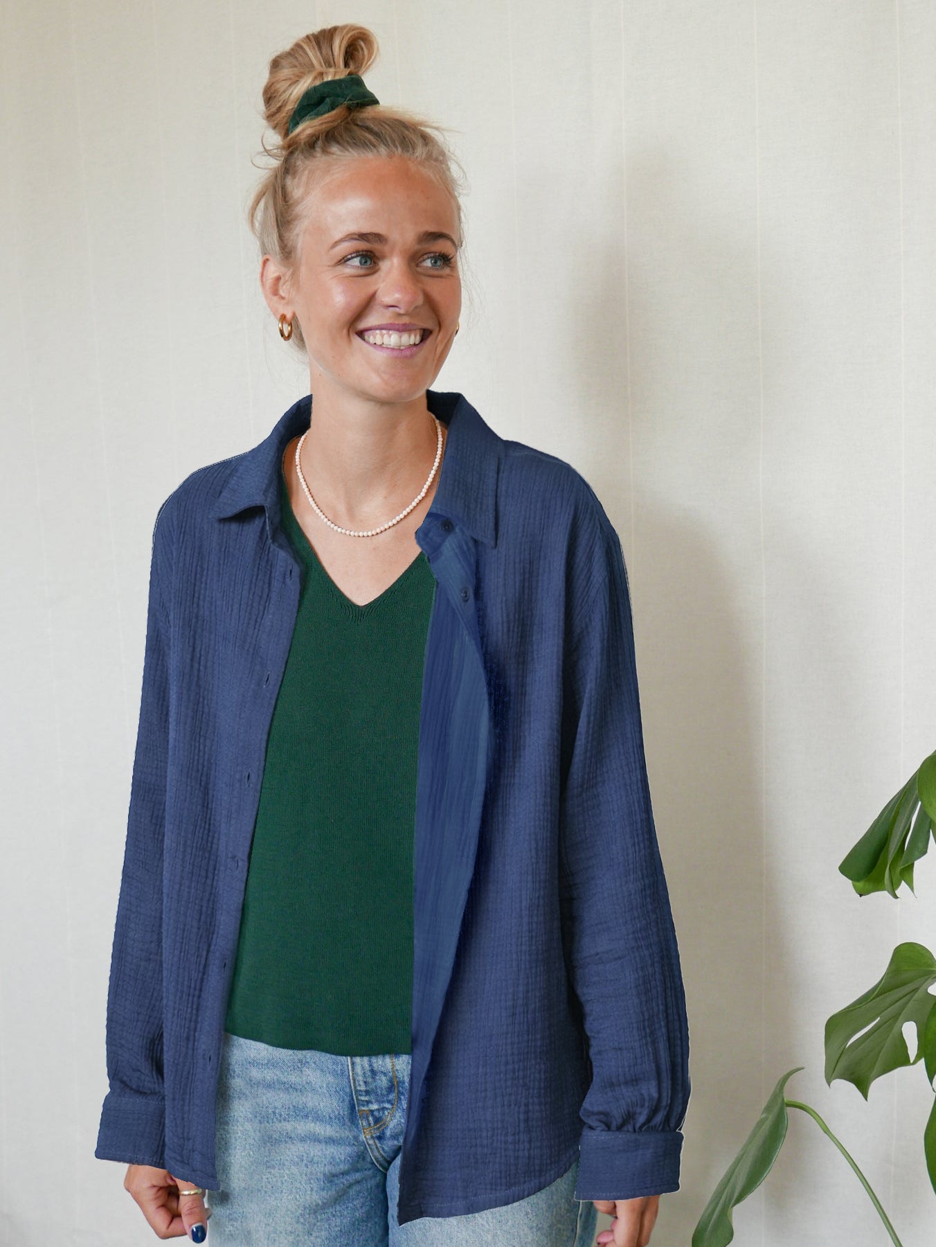 Musselinbluse Damen blau aus Bio-Baumwolle GOTS offen getragen