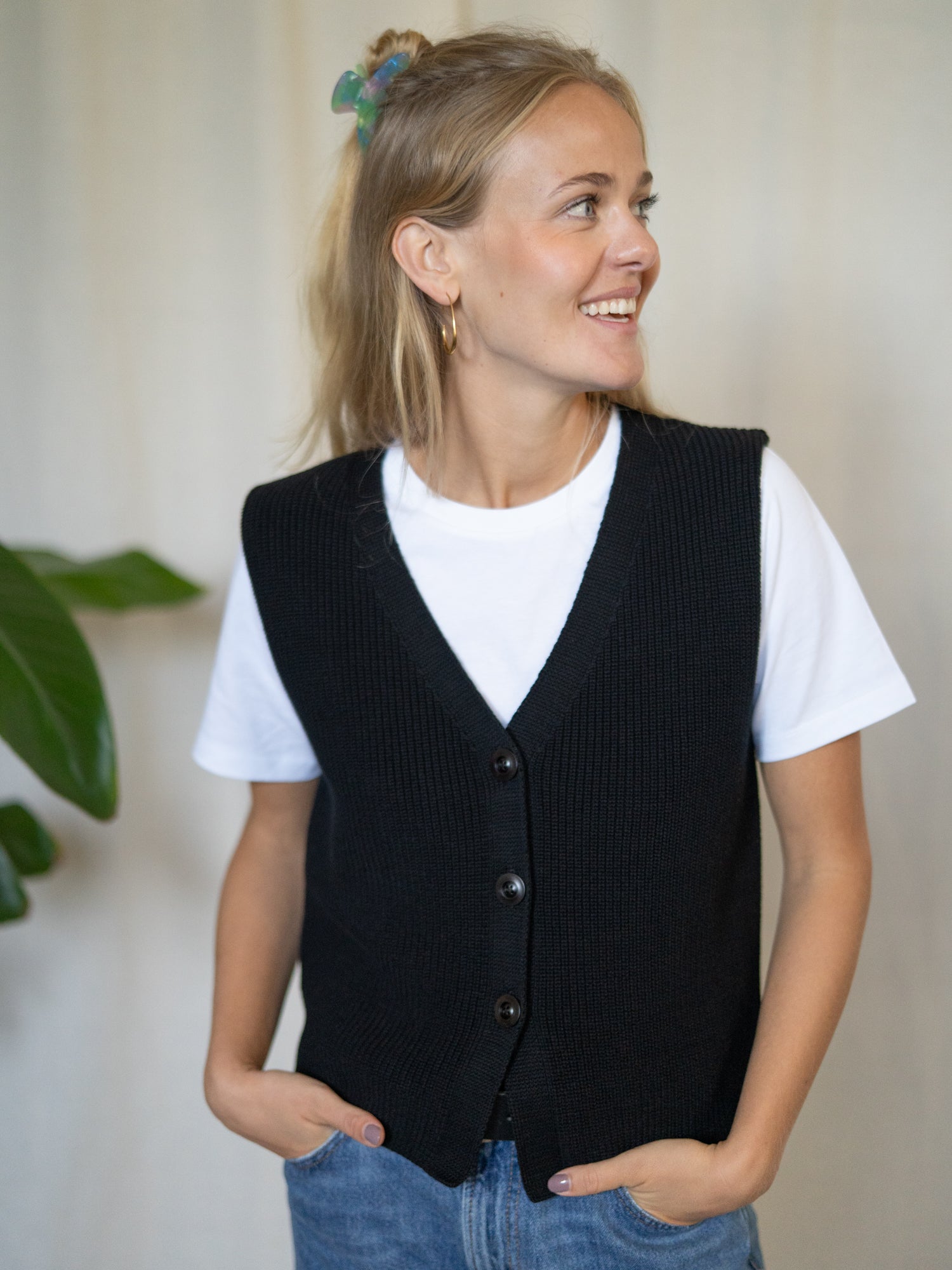 Schwarze Damen Strickweste aus GOTS Bio-Baumwolle – fair produziert in Italien