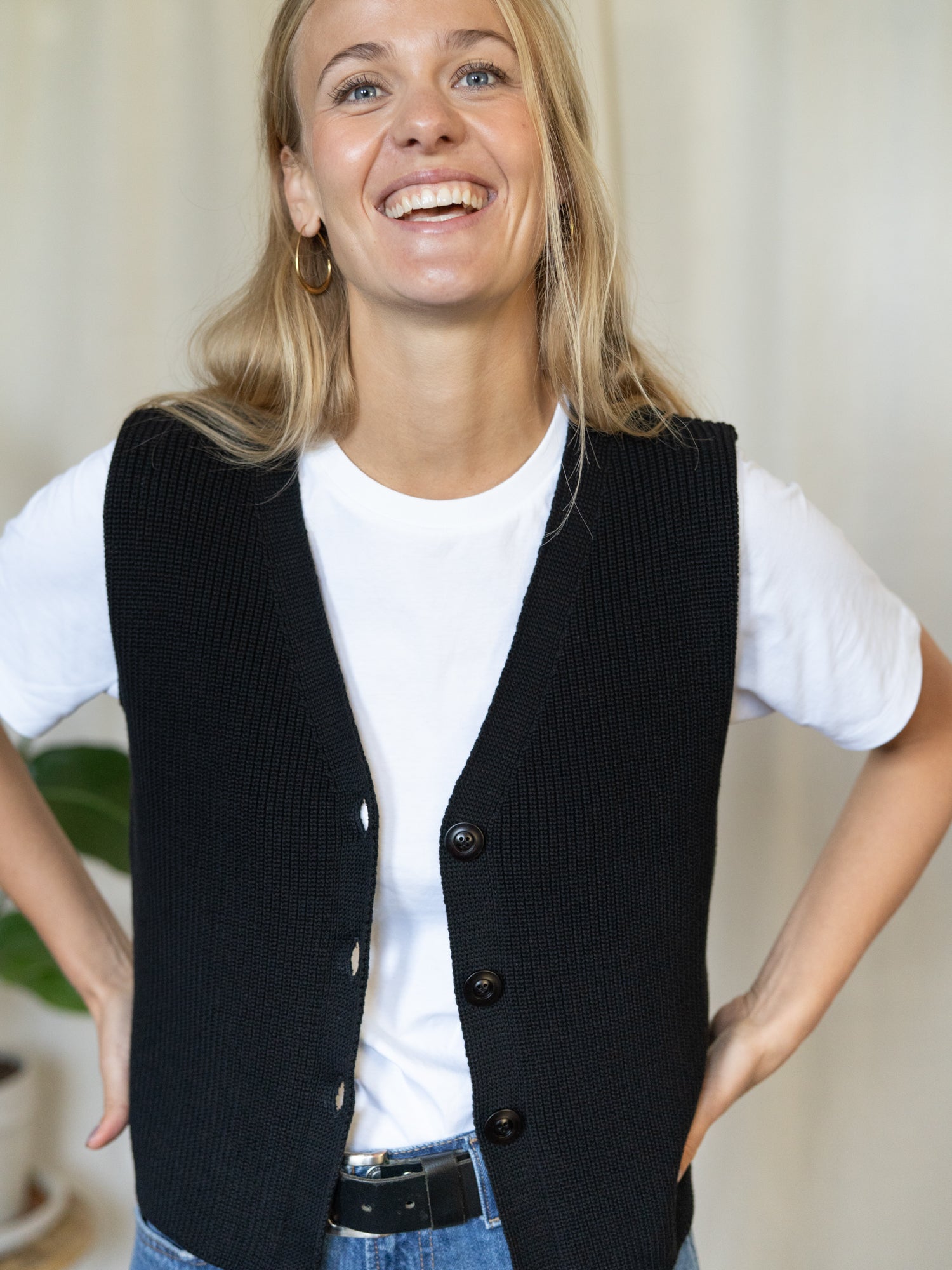 Nachhaltige Frauen Strickweste schwarz mit Knöpfen – zeitloses Design von FUXBAU