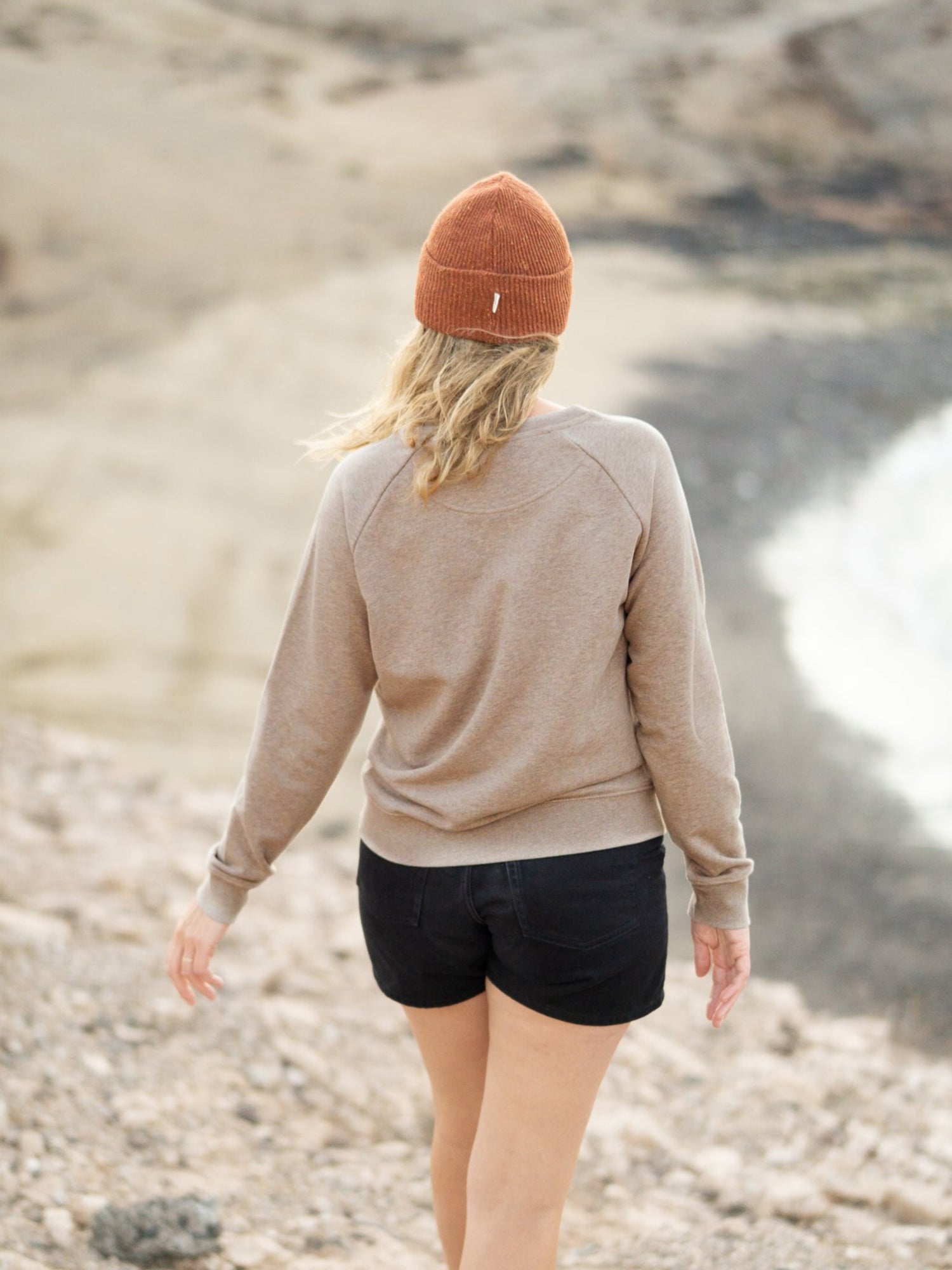 Isi ist 1,68m und trägt “M” in unserem fux Sweater in beige meliert
