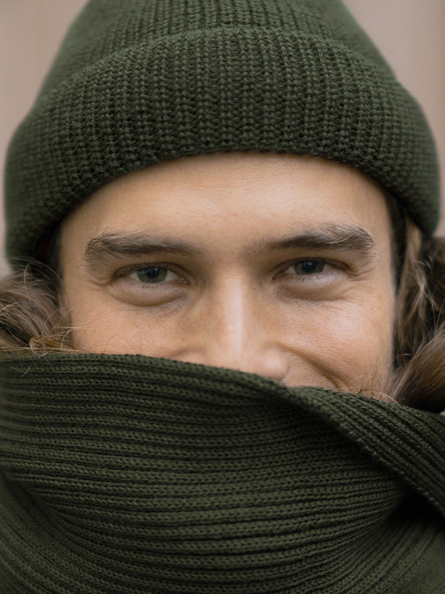 Unser Freund Kelsey trägt die Kurze Merino Strickmütze in waldgrün von FUXBAU aus 100% GOTS zertifizierter Merinowolle made in Germany