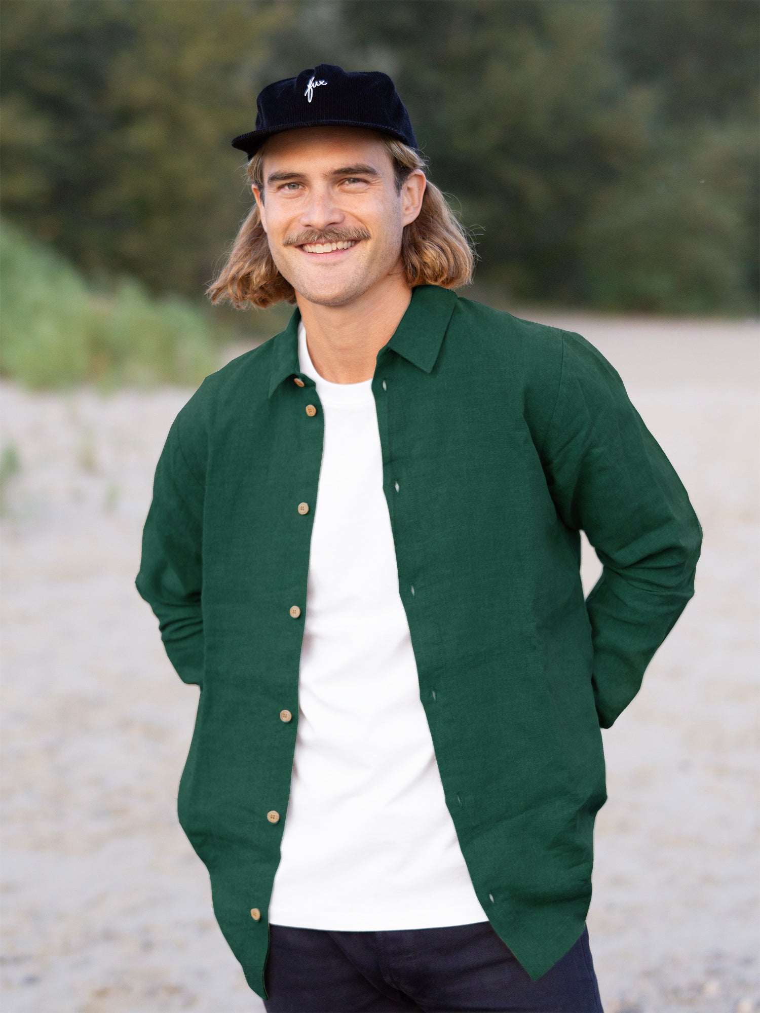 Unser Freund Kelsey ist 1,83m und trägt das FUXBAU Leinenhemd in grün in der Größe M.