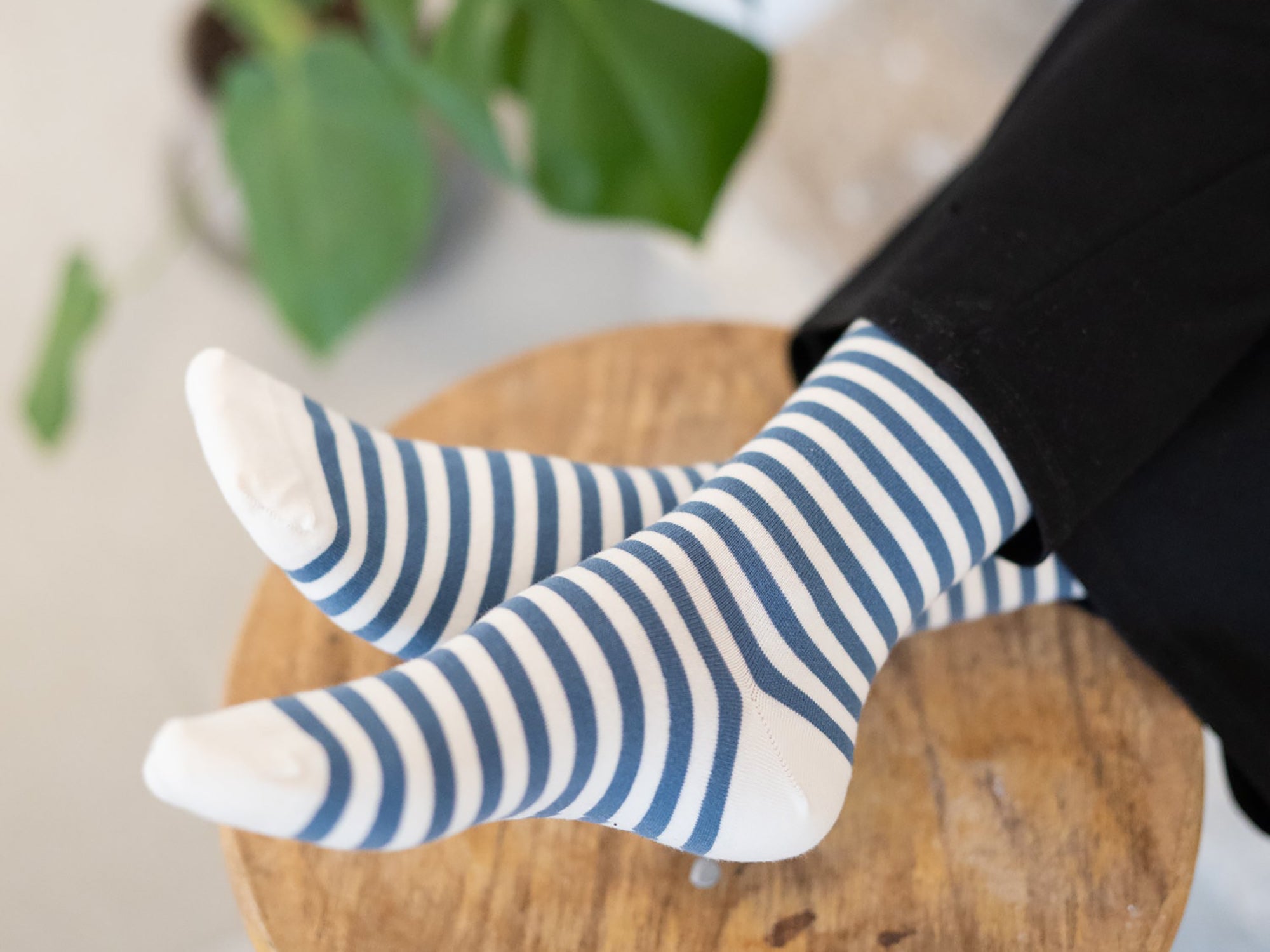 Nachhaltige und faire Accessoires wie gestreifte und GOTS zertifizierte Socken aus Biobaumwolle