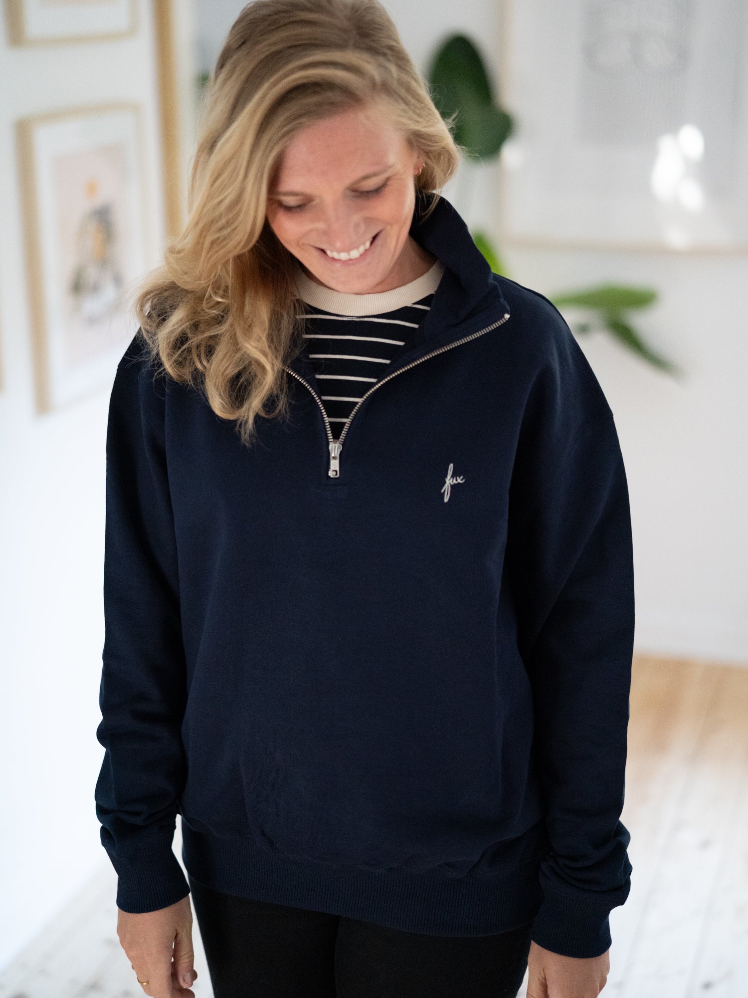Nachhaltige und faire Frauen fux Half Zip Sweater in navy ais 100% Biobaumwolle, made in Portugal und GOTS getragen von einem blondem weiblichem Modell