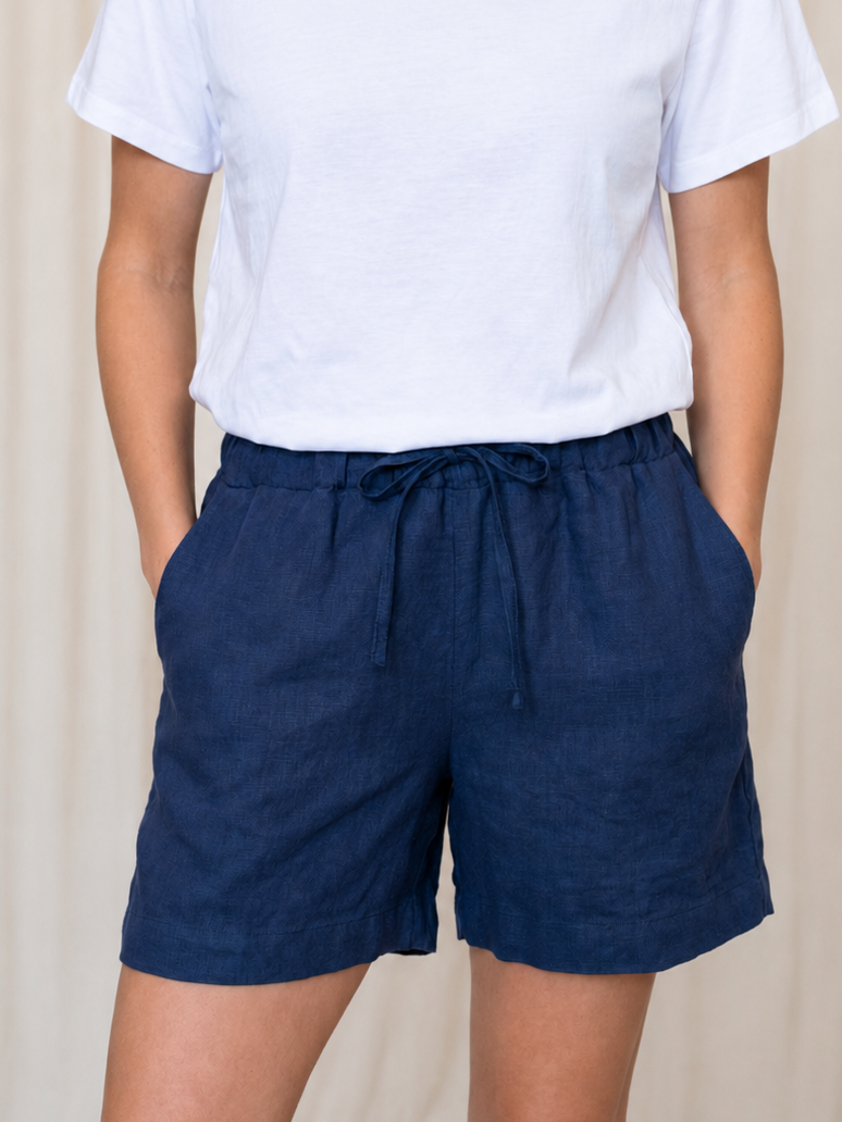 Frontansicht der navyblauen Fuxbau Leinenshorts für Frauen mit elastischem Bund und Kordelzug. Lockere, nachhaltige Damen-Sommershorts aus fairem Leinen.
