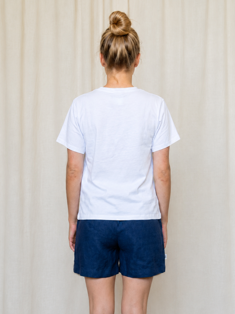 Rückansicht der fairen Fuxbau Leinenshorts für Frauen in Dunkelblau (Navy). Ein zeitloser, nachhaltiger Sommer-Look kombiniert mit einem schlichten weißen T-Shirt.
