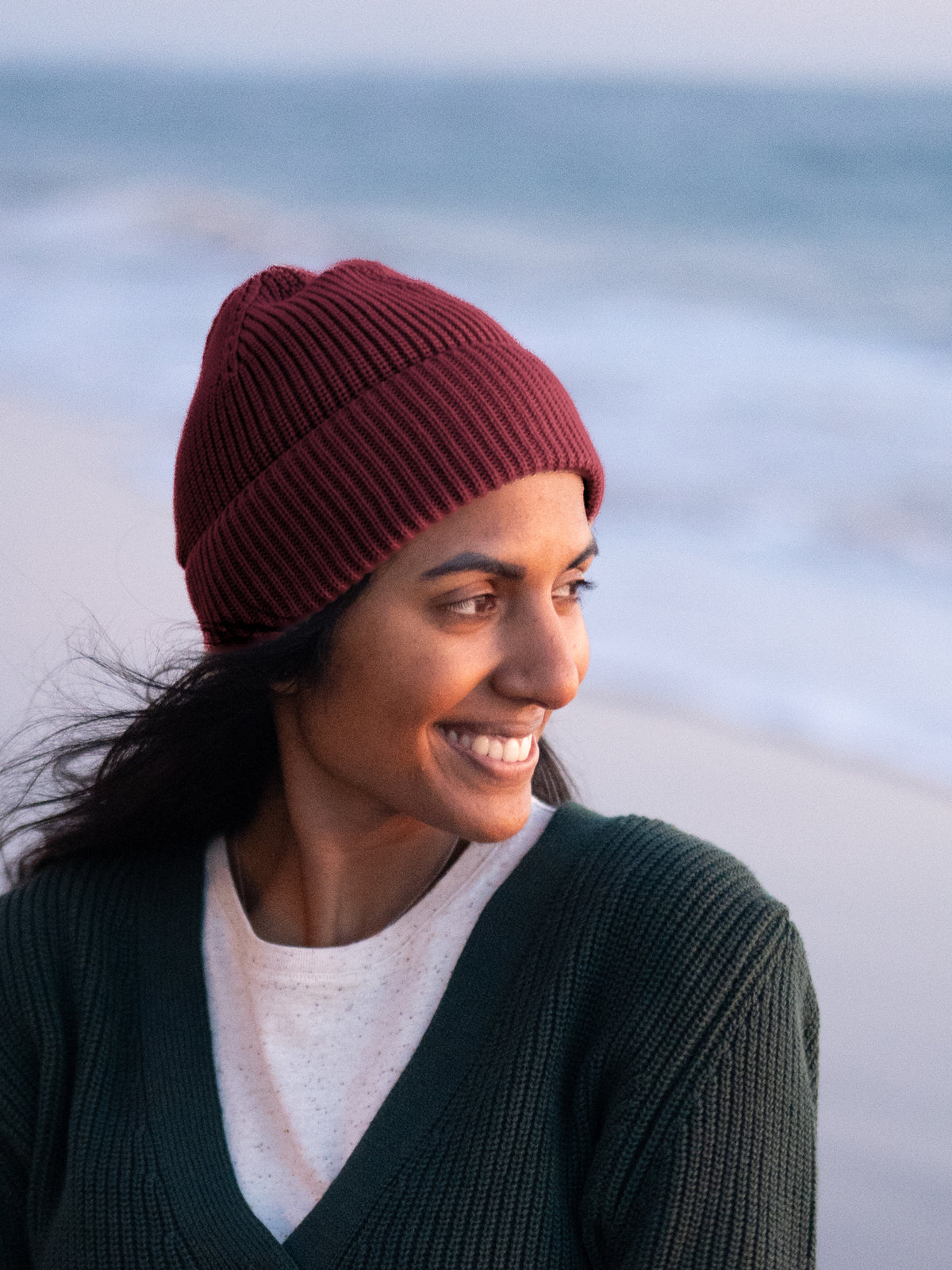 Neelia trĂ€gt die 4Seasons StrickmĂŒtze in Bordeaux aus 100 % Bio-Baumwolle, GOTS-zertifiziert, Made in Italy