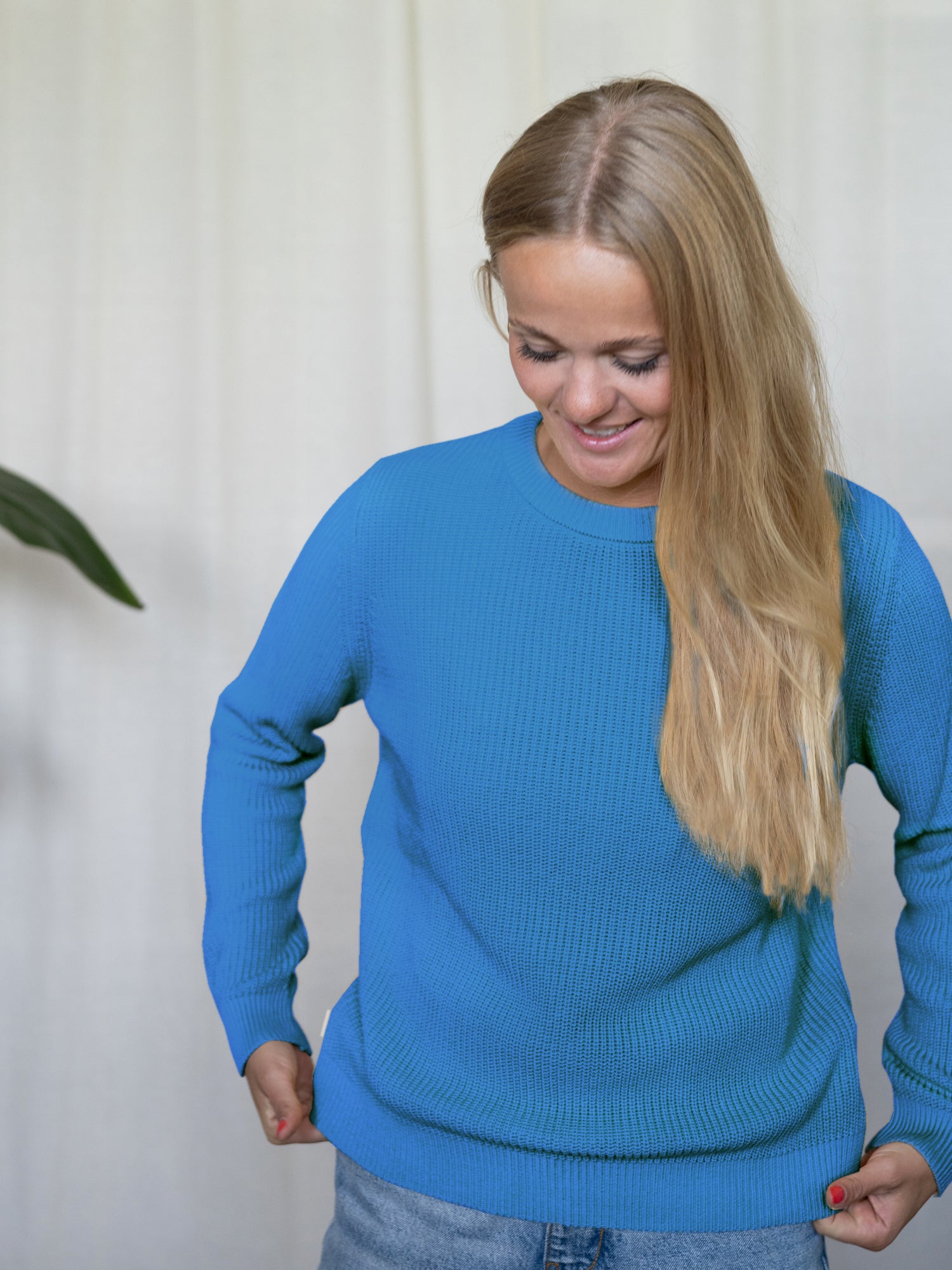 Greta trägt den fair in Italien hergestellten 4Seasons Frauen Strickpullover aus 100% Biobaumwolle