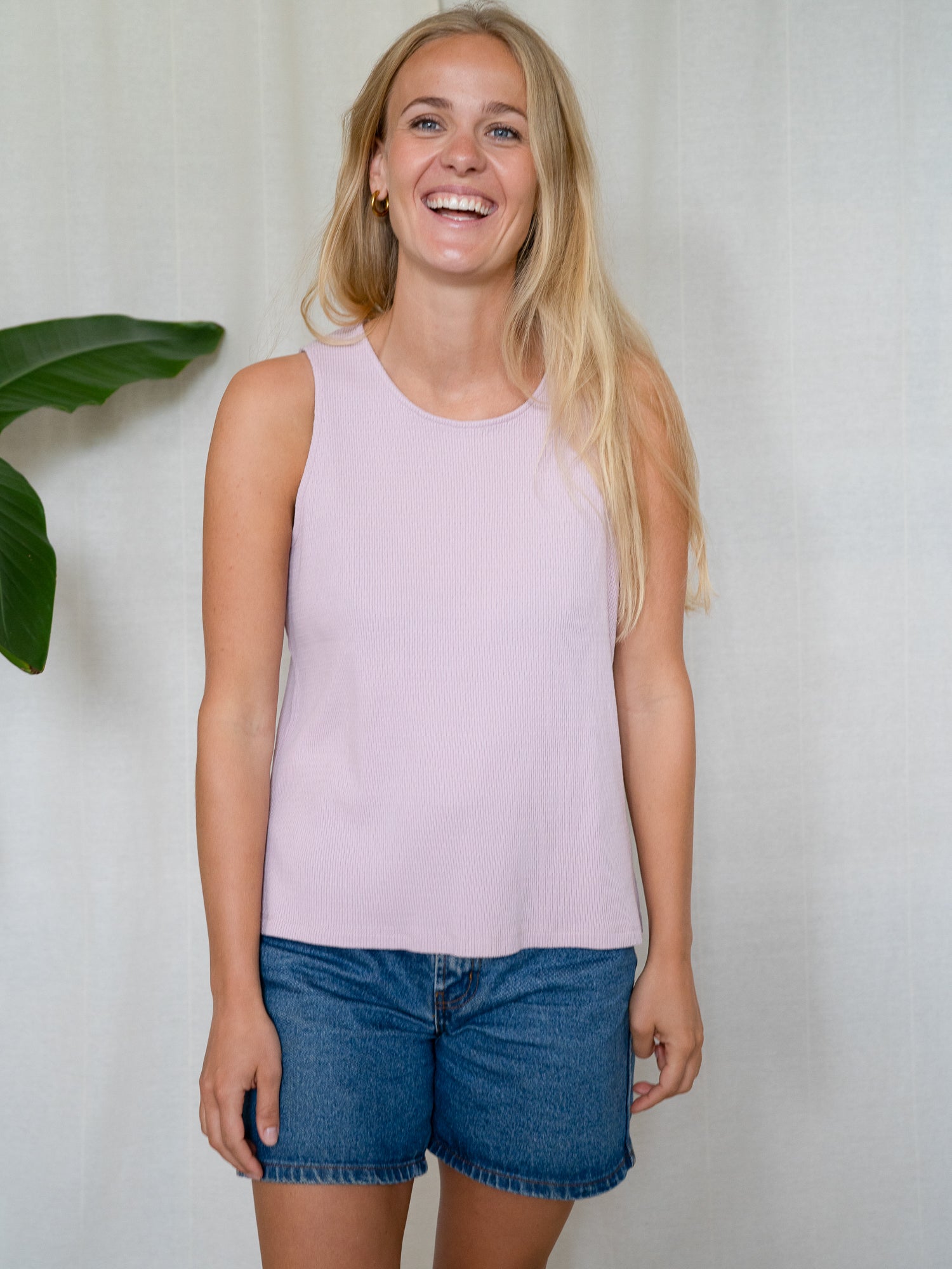 Frauen Rib Top pastellrosa aus Bio-Baumwolle GOTS getragen von weiblichem Model