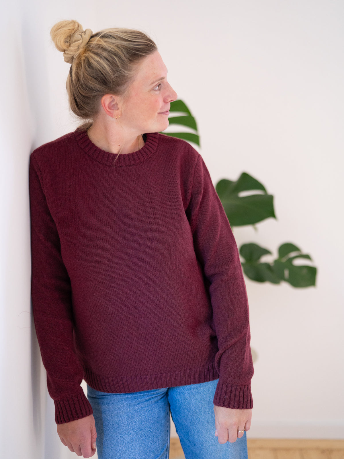 Frauen Strickpullover bordeaux aus 100% Merinowolle, gestrickt in Deutschland – getragen in Vorderansicht mit Rundhalsausschnitt und gerippten Bündchen