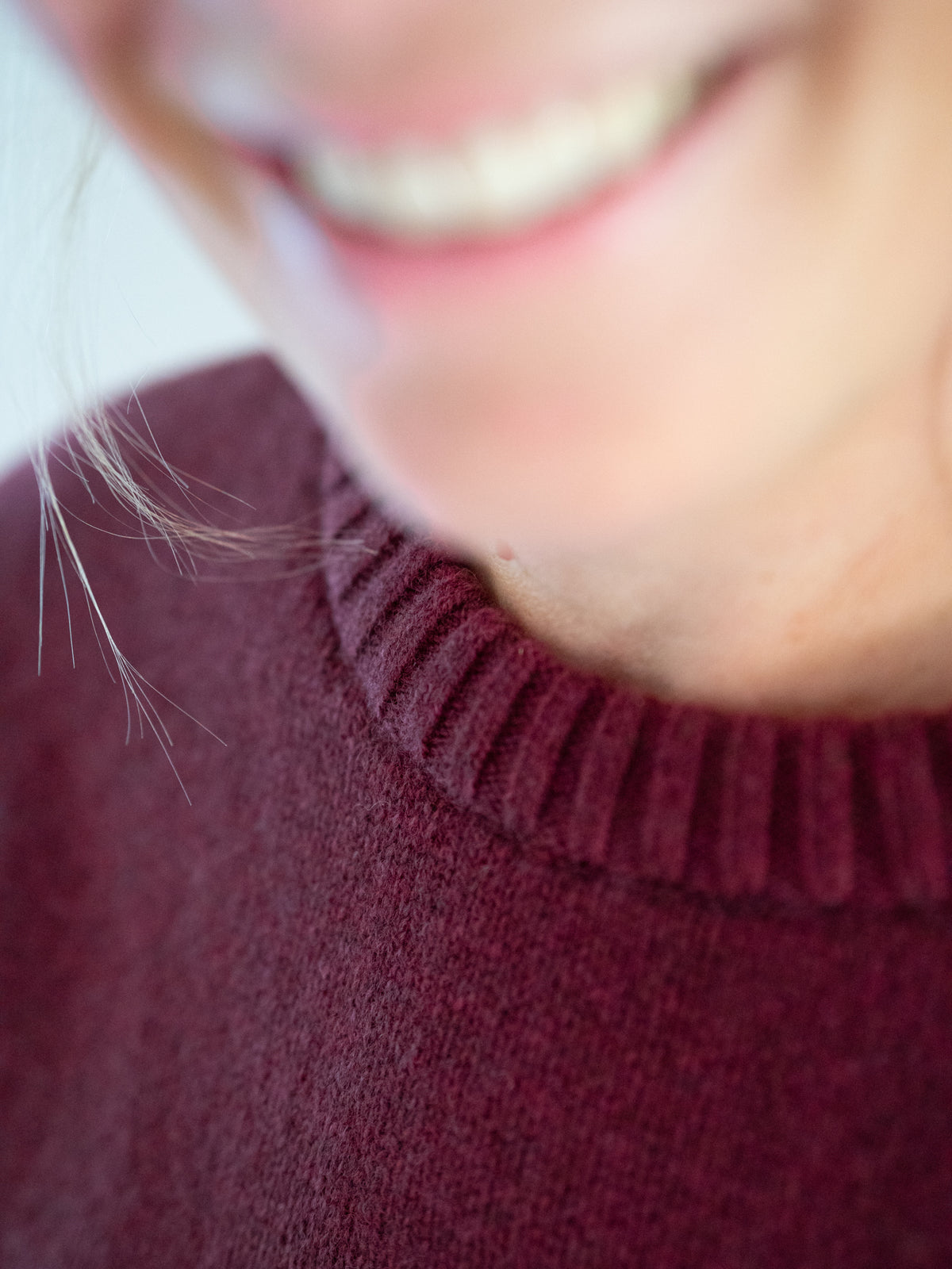 Frauen Strickpullover bordeaux aus 100% Merinowolle, gestrickt in Deutschland – Detailansicht von Rundhalsausschnitt und feiner Strickstruktur