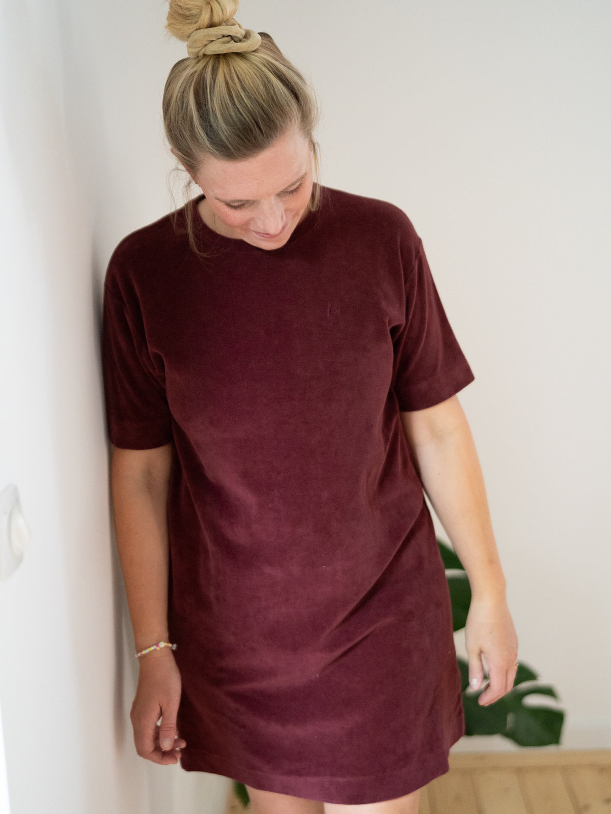 Junge blonde Frau trägt das weiche Frauen Samt Kleid in bordeaux von FUXBAU aus 100% Biobaumwolle, GOTS zertifiziert und made in Portugal