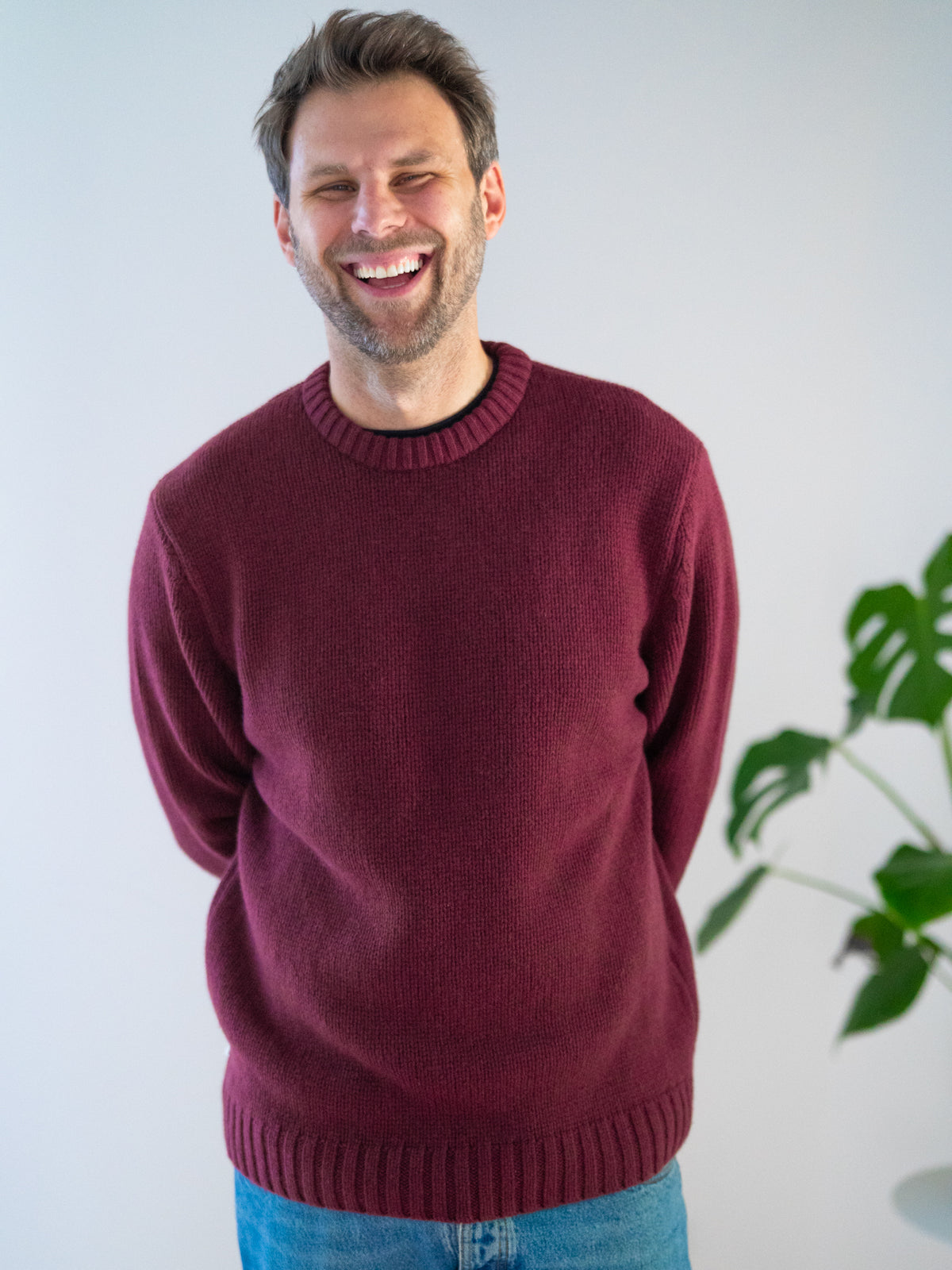 Männer Strickpullover bordeaux aus 100% Merinowolle, gestrickt in Deutschland – Vorderansicht mit Rundhalsausschnitt und geripptem Saum
