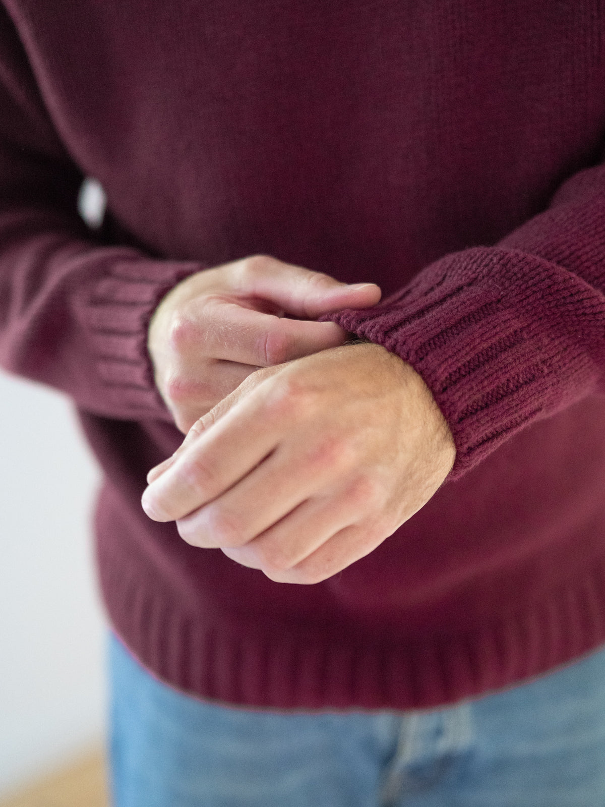 Männer Strickpullover bordeaux aus 100% Merinowolle, gestrickt in Deutschland – Detailansicht von Ärmel und geripptem Ärmelbündchen