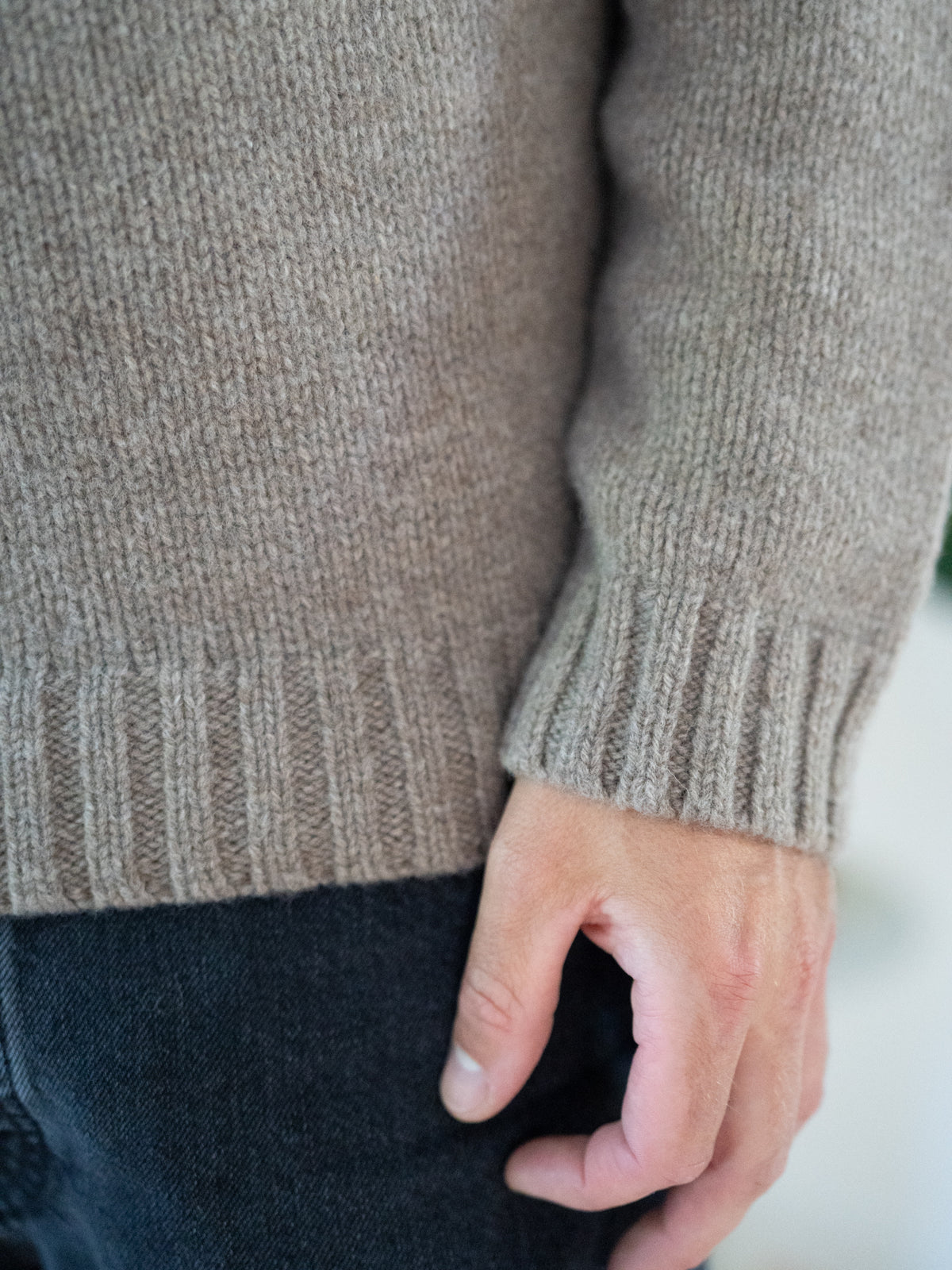 Männer Strickpullover braunmeliert aus 100% Merinowolle, gestrickt in Deutschland – Detailansicht von Ärmel, Rippbündchen und Saum
