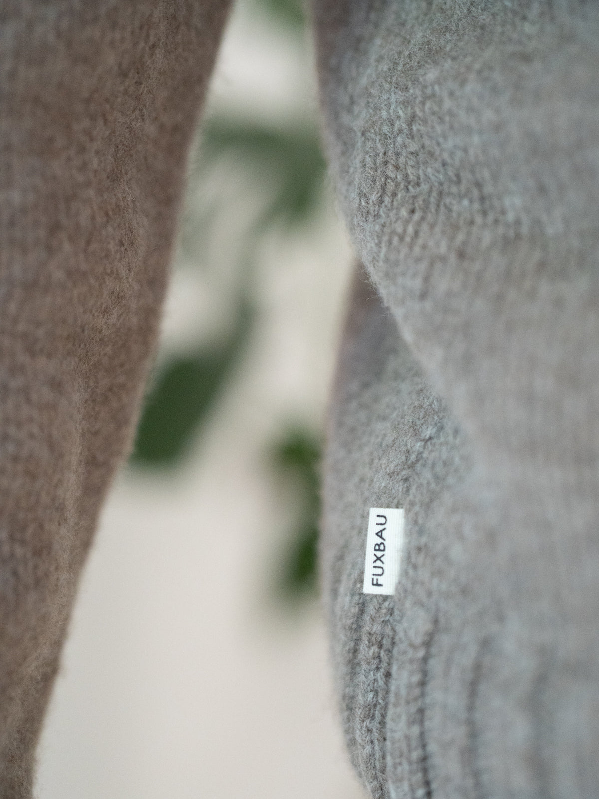 Männer Strickpullover braunmeliert aus 100% Merinowolle, gestrickt in Deutschland – Detailansicht mit Strickstruktur und FUXBAU Seitenlabel